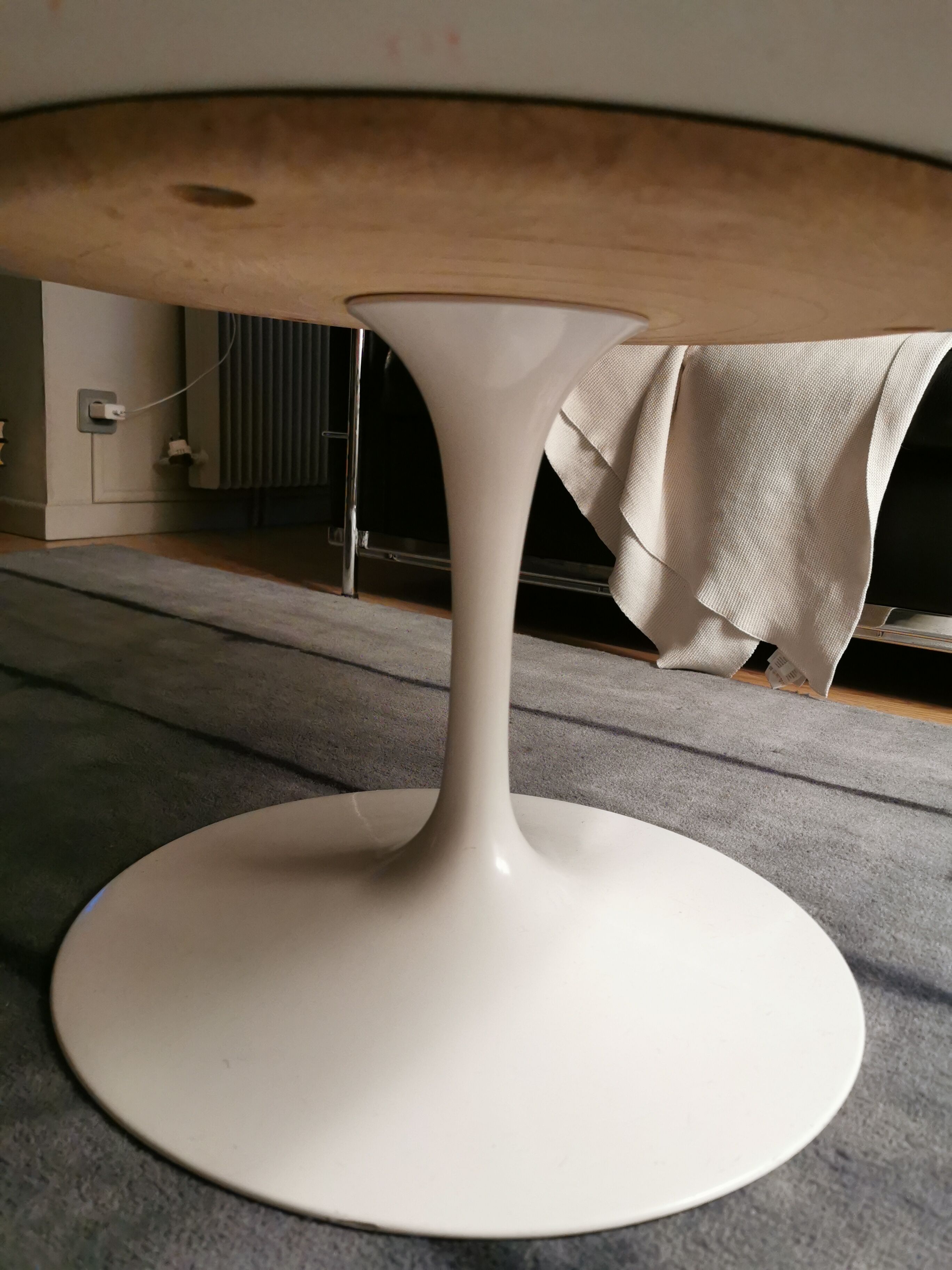 Tulip coffee table by Eero Saarinen for Knoll 1969