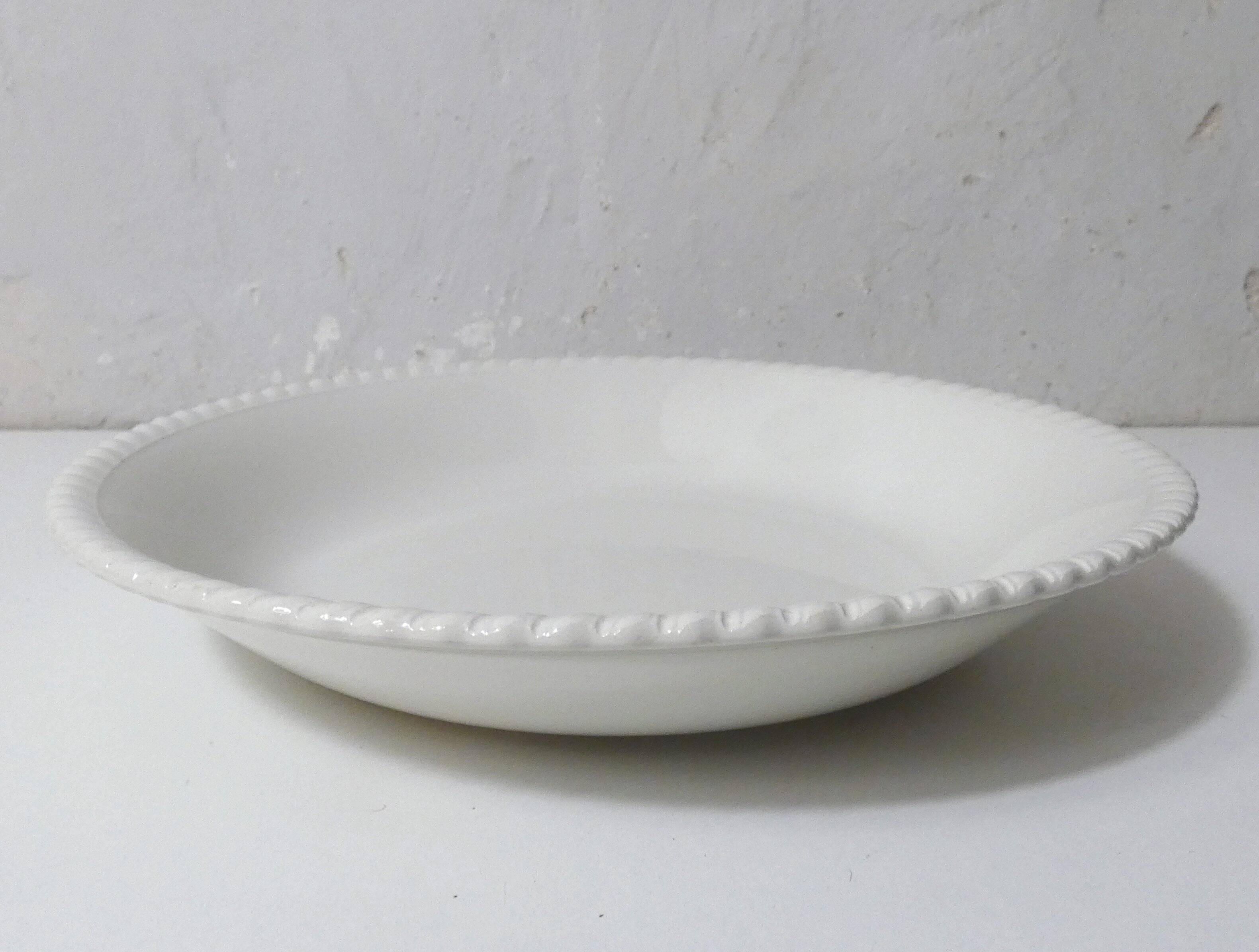 plat blanc crème en faïence