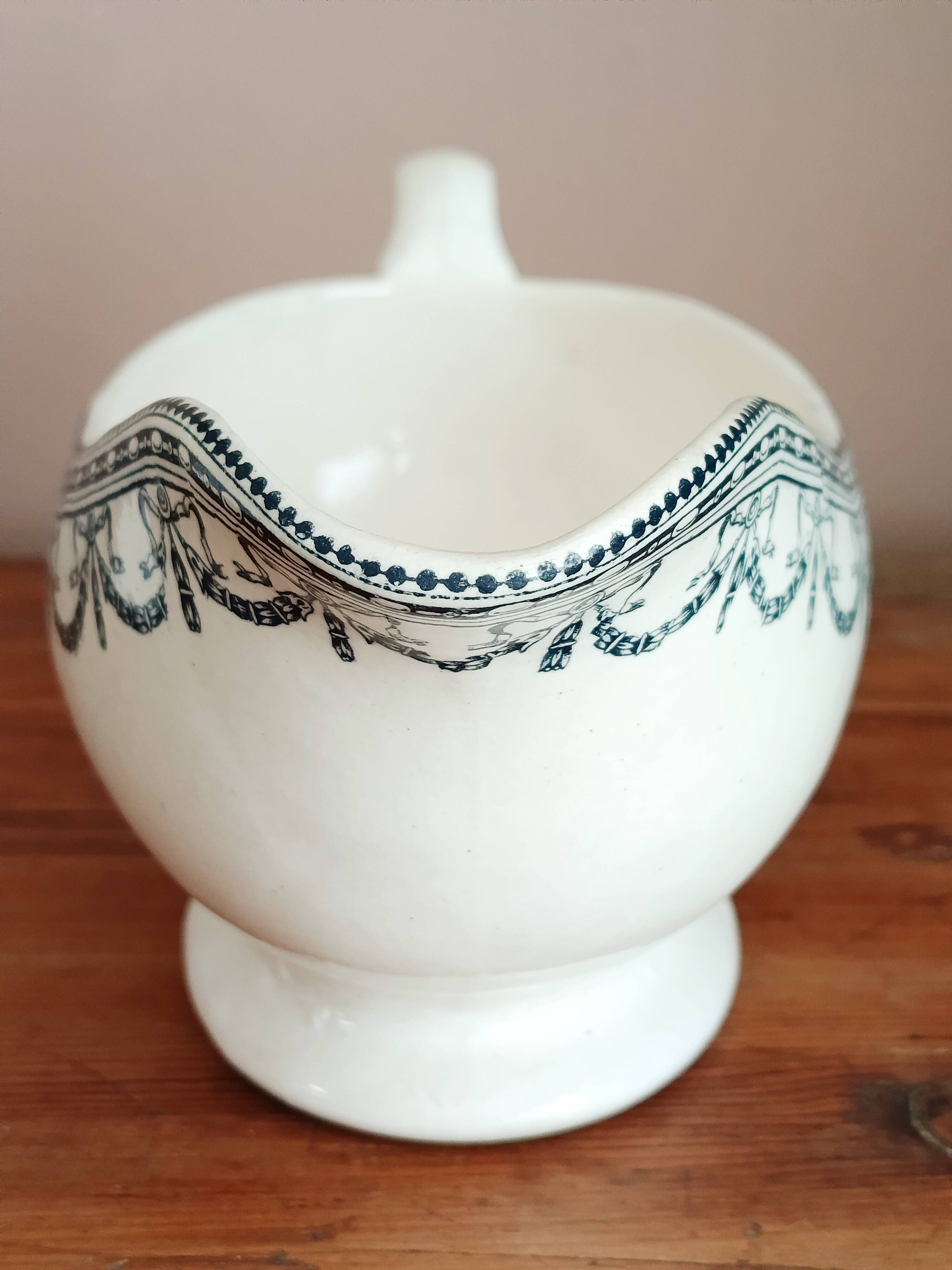 Sauceboat from Salins, Louis XVI garlands.