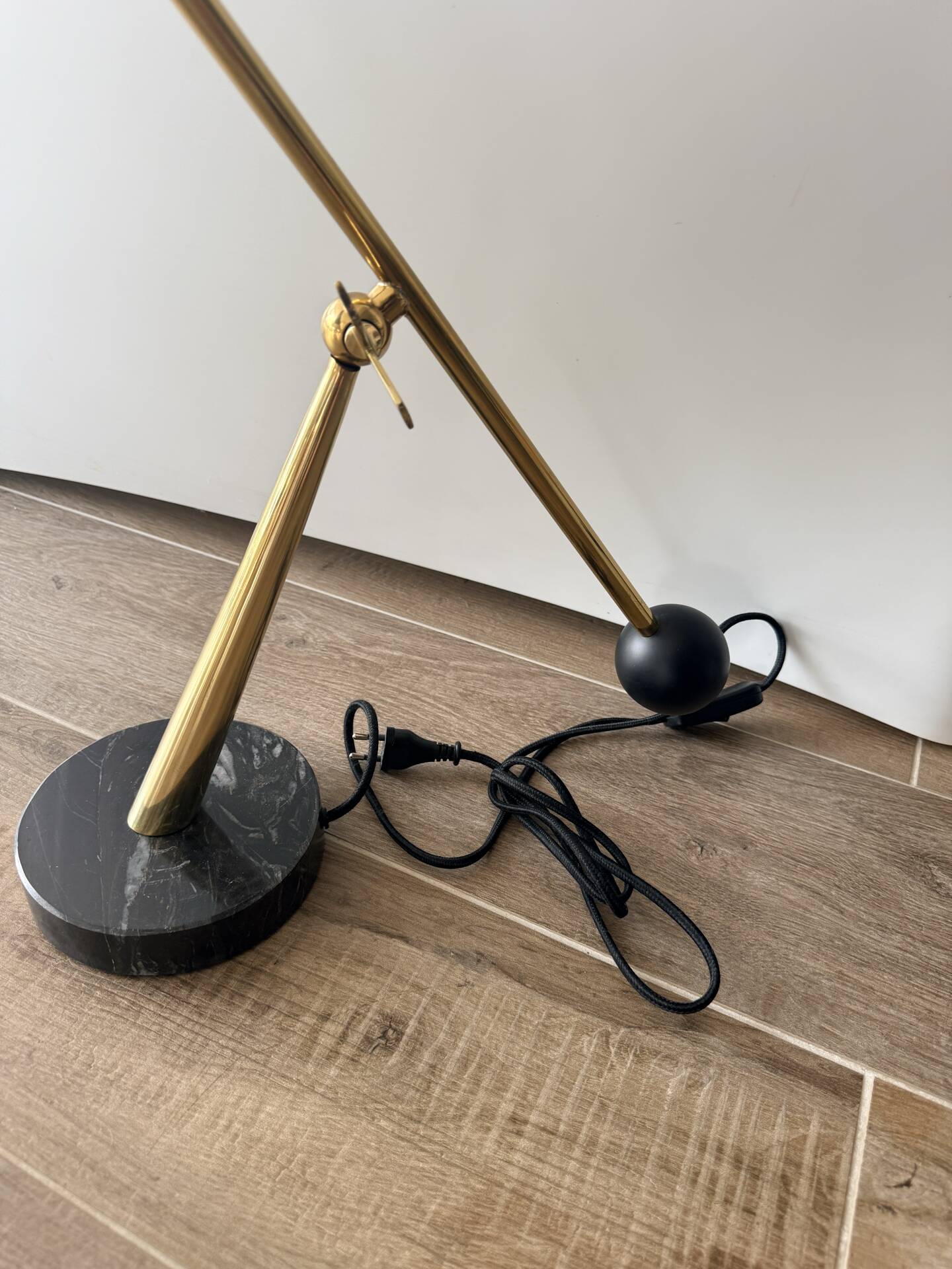 Eichholtz Cordero desk lamp in brass, black metal and marble.