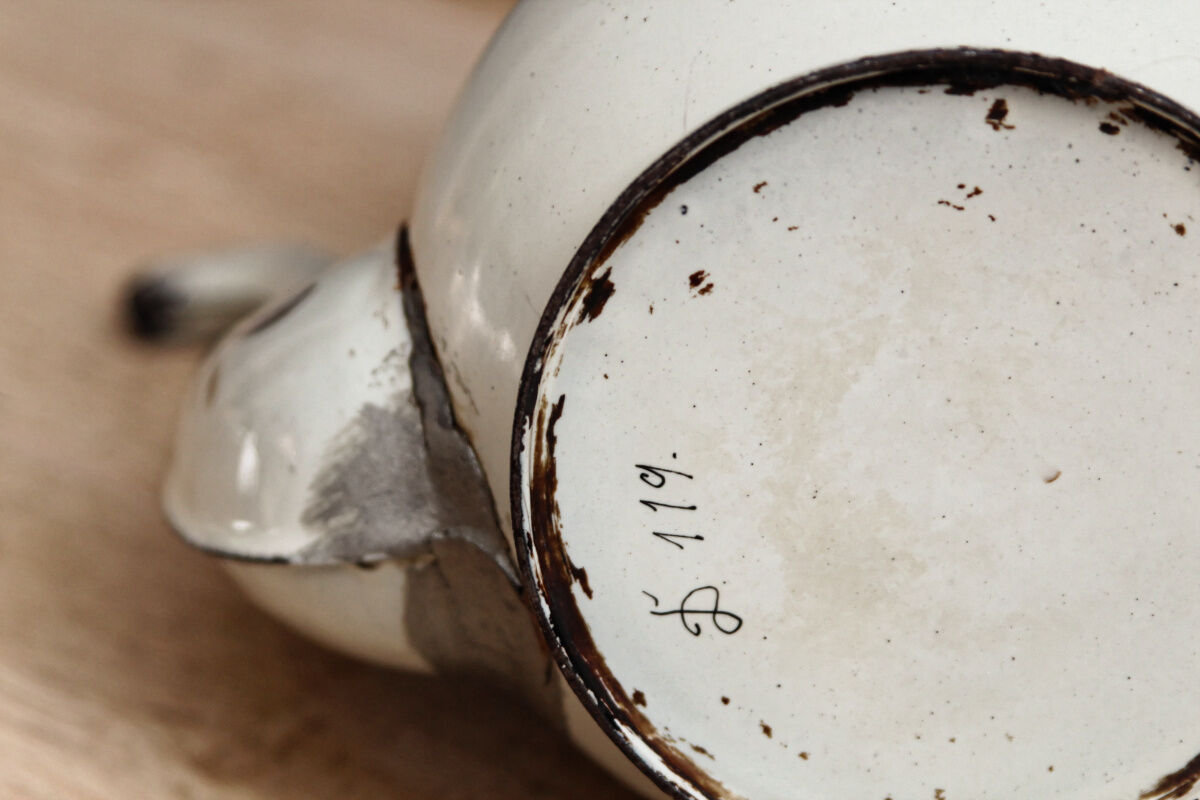 Flowered coffee maker, enamelled sheet metal