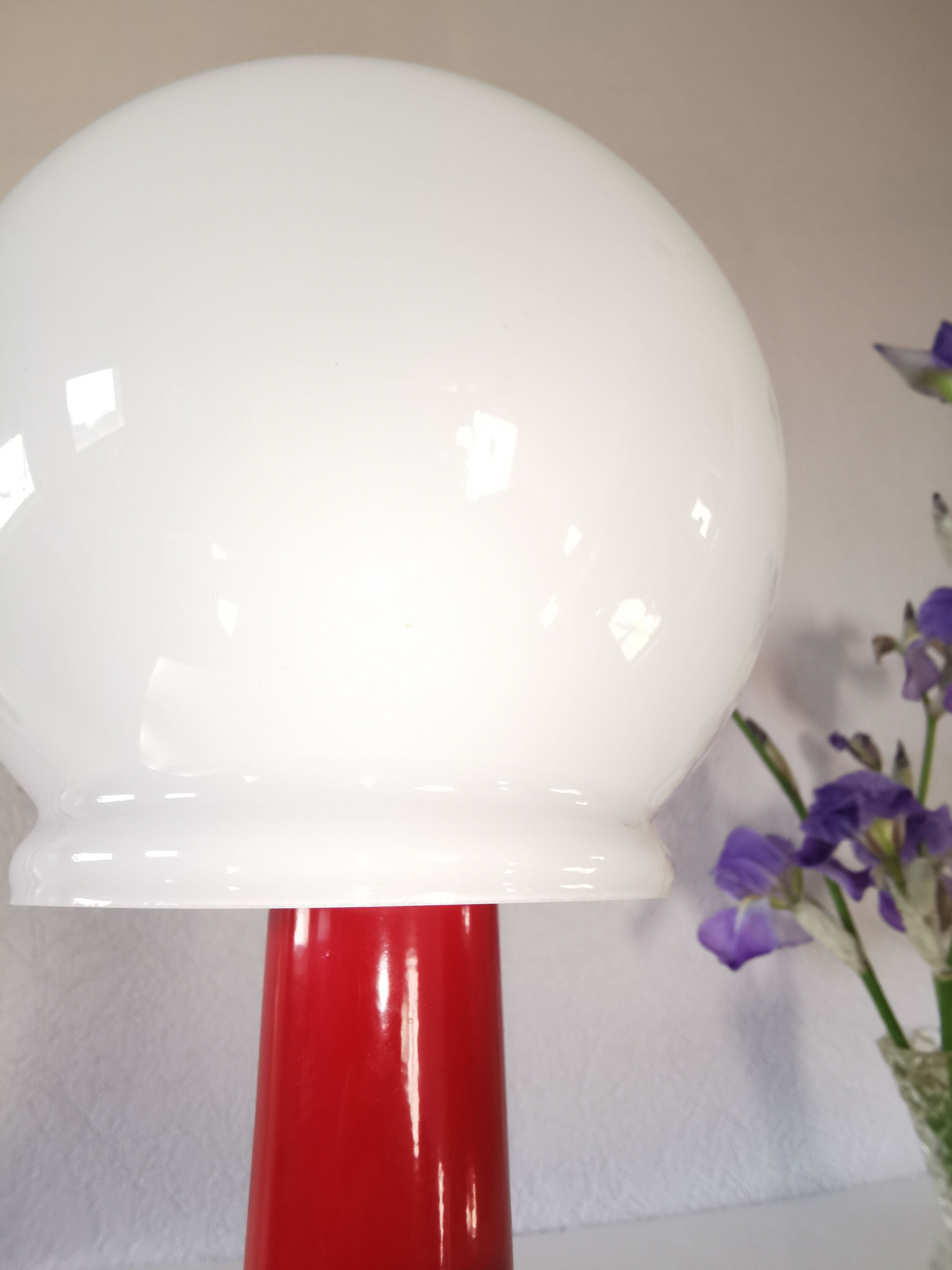 Mushroom lamp in lacquered steel and opaline, bubble gum, space age, 1970