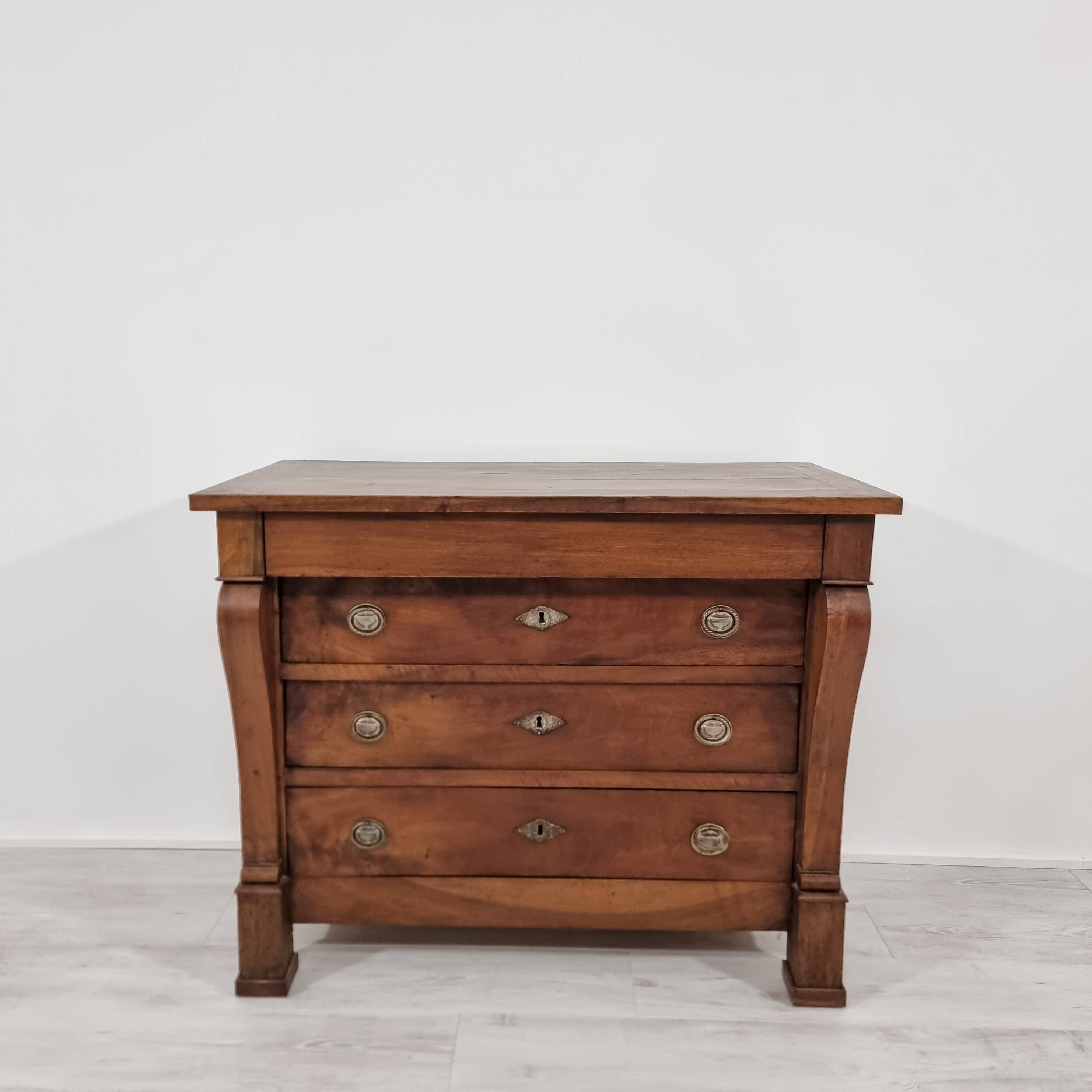 Commode en noyer style Empire