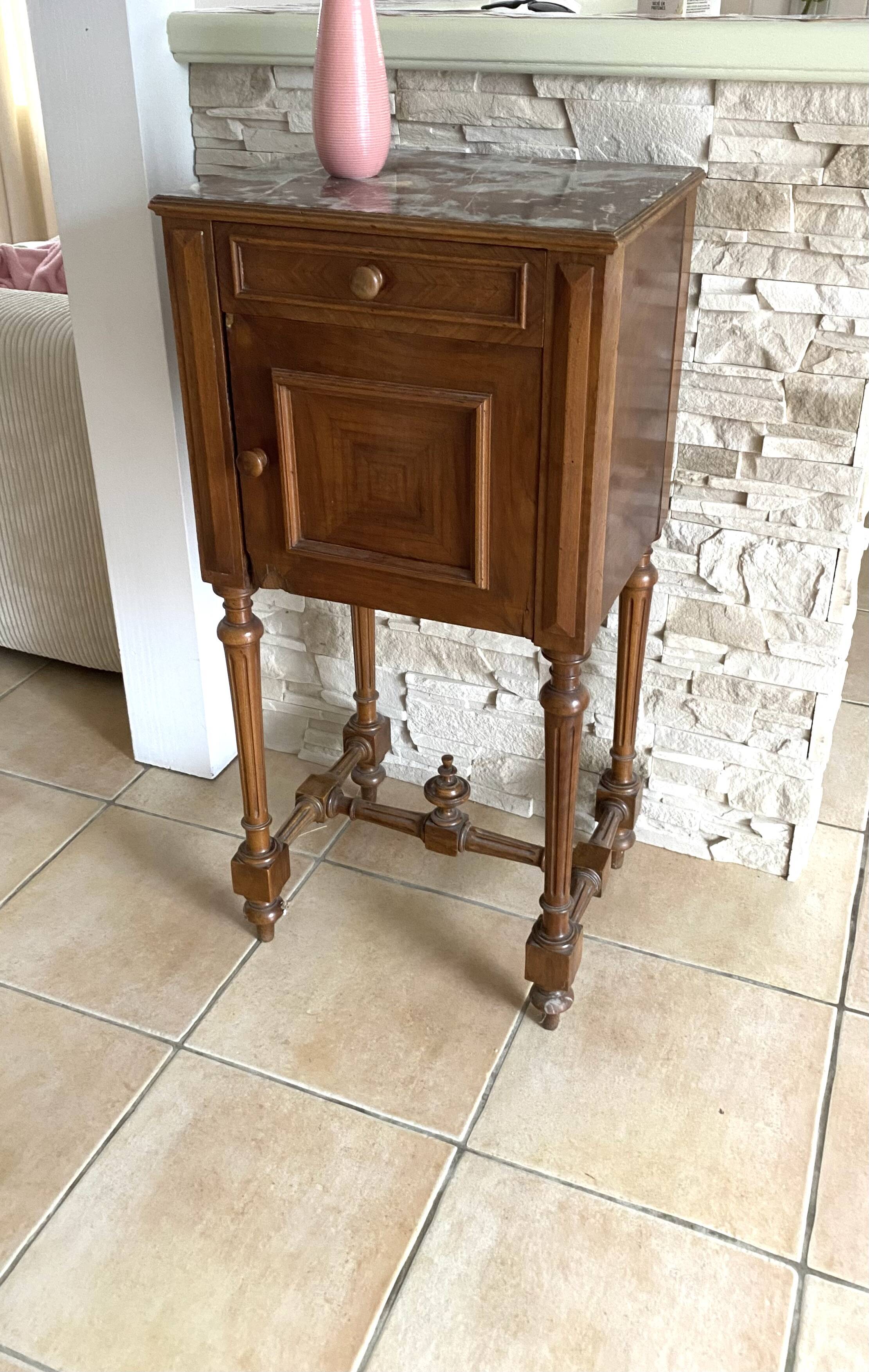 Table de nuit dessus marbre