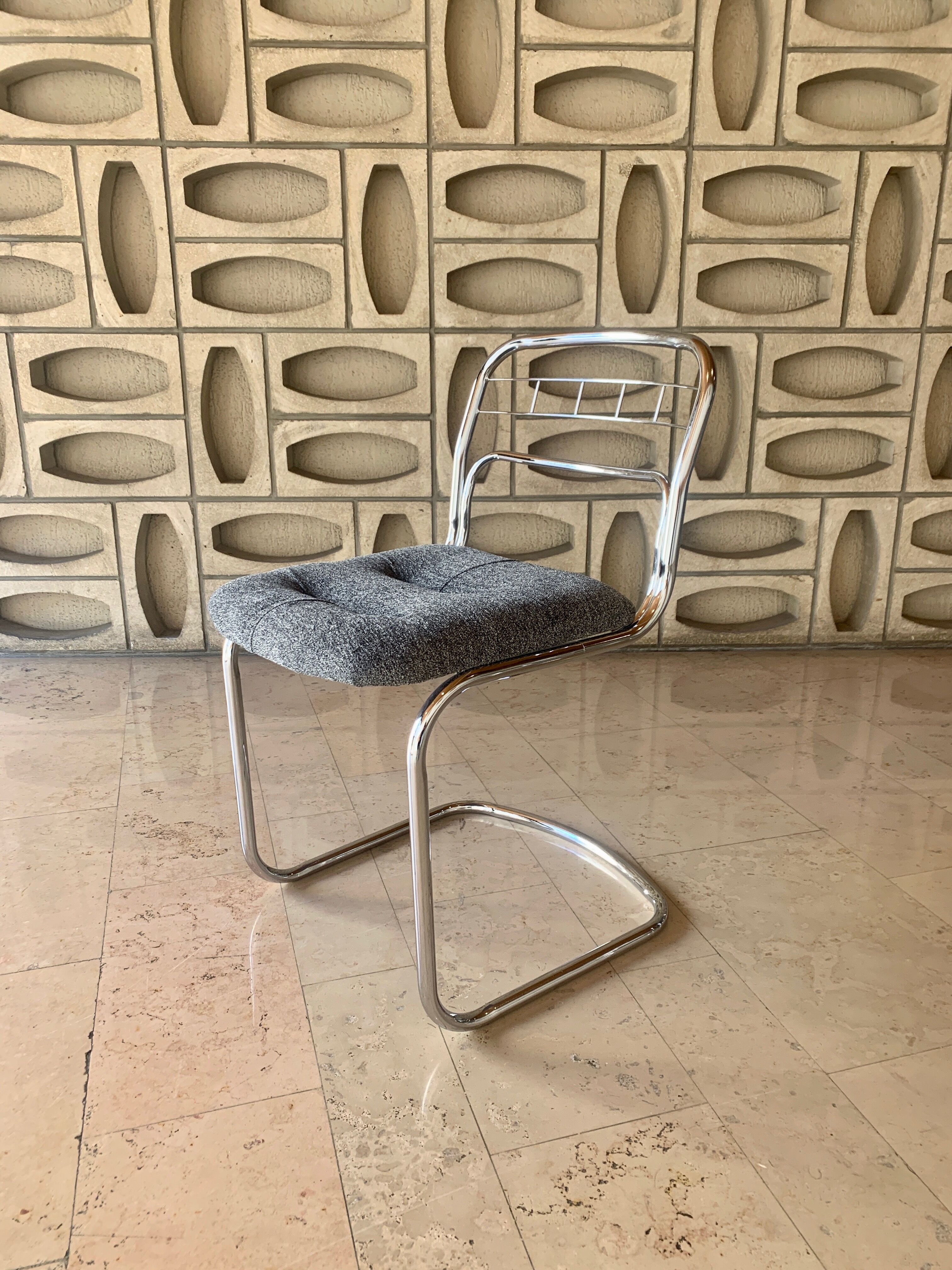 Chaises chromées avec assises retapissées