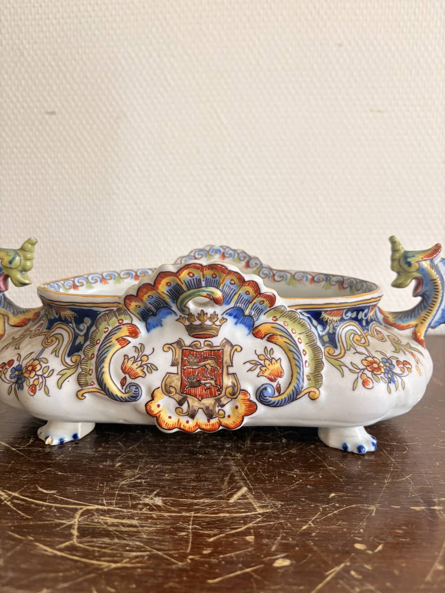 Jardinière armoriée faïence Rouen Devres chimères fin XIXe siècle