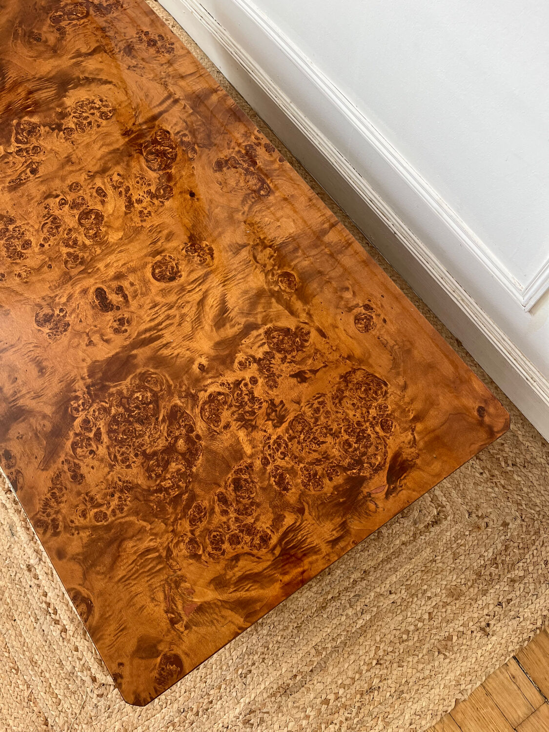 Table basse vintage en loupe d’orme