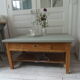 Table basse vintage, piétement, ceinture, tiroir et tablette bois, plateau vert de gris.
