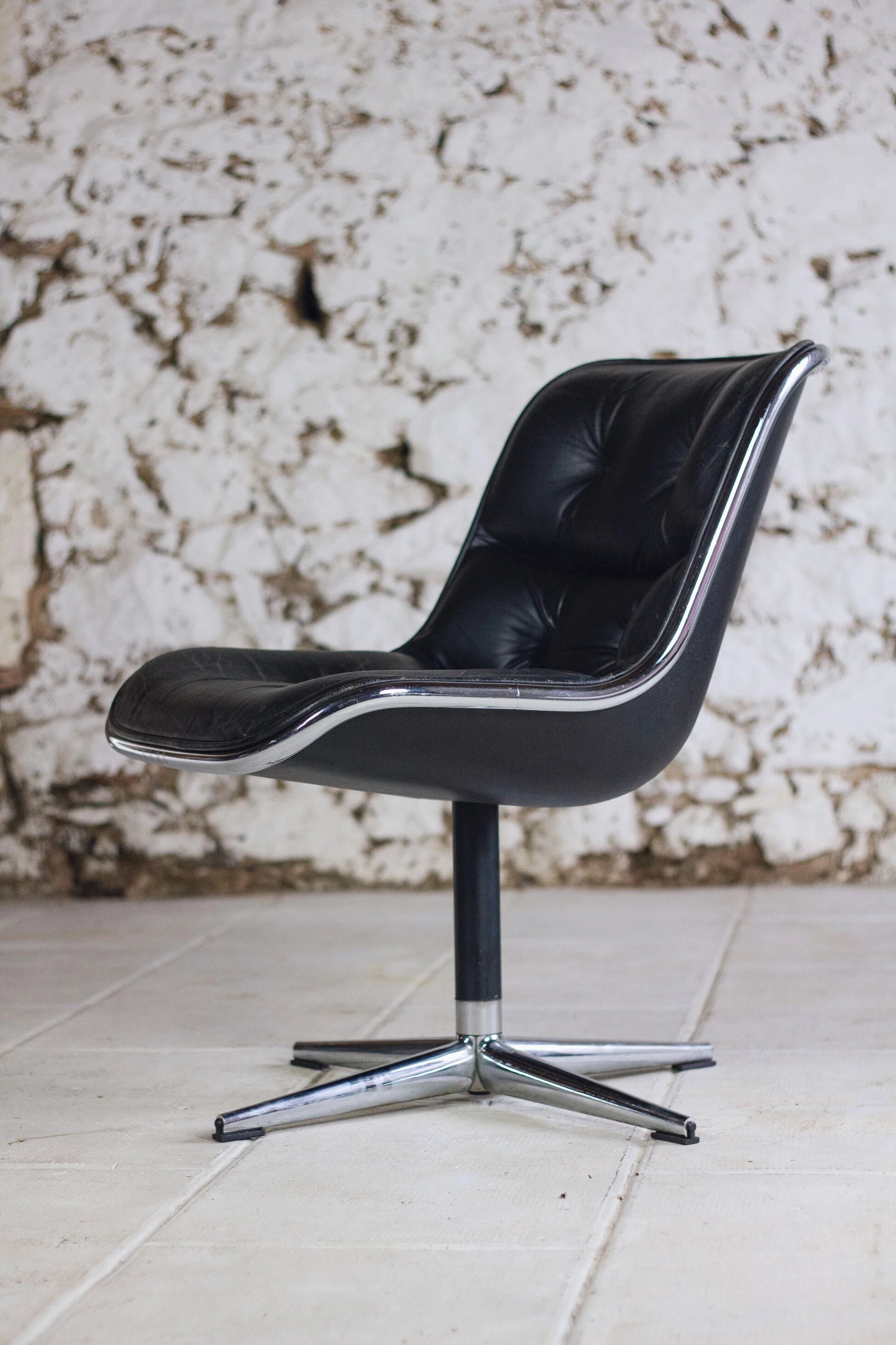 Black leather office chair by Charles Pollock for Knoll