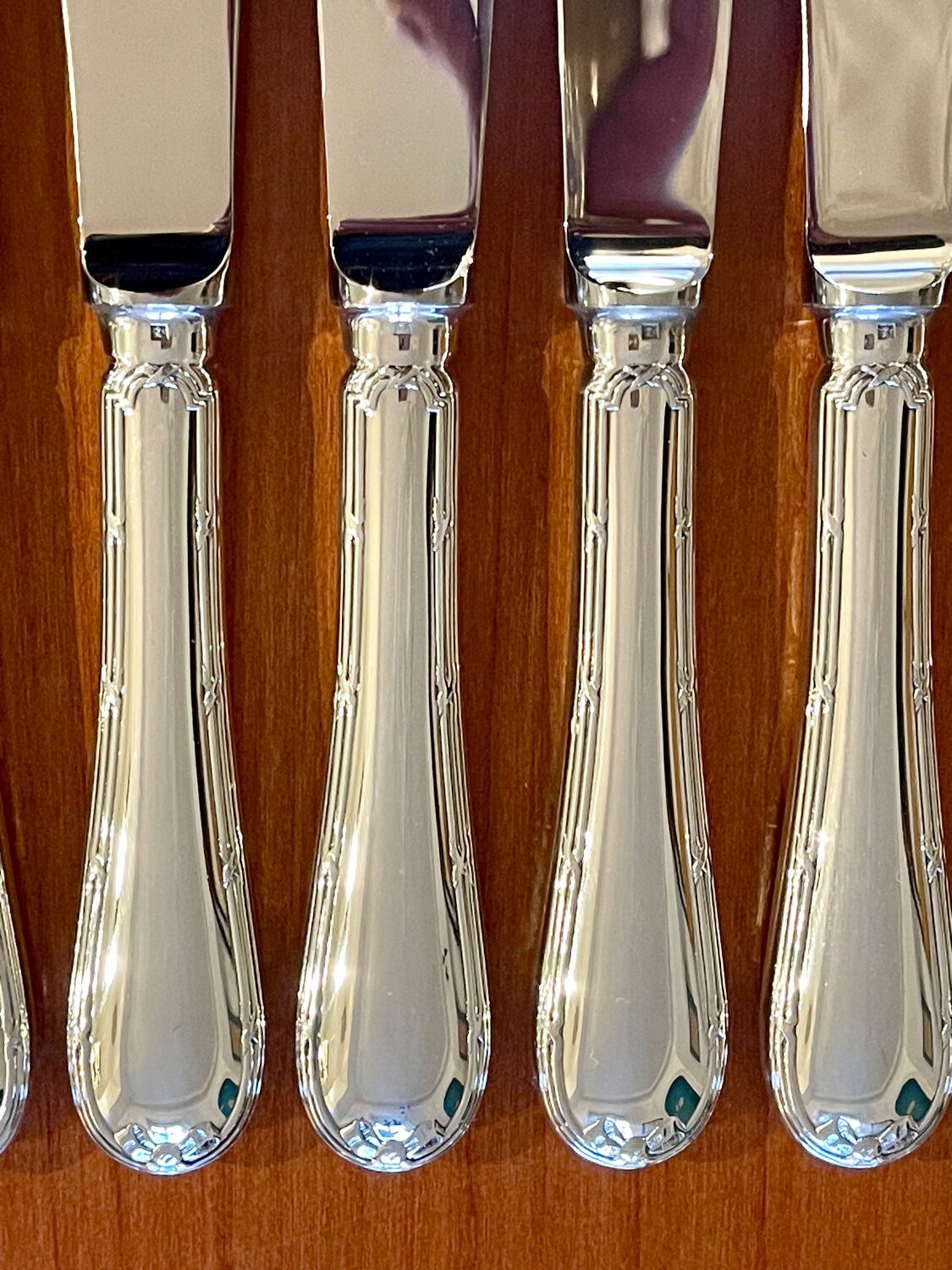 Christofle crossed ribbons, cutlery set for 6 people in new condition, 24 pieces.