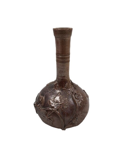 Pansu vase with vine decoration.