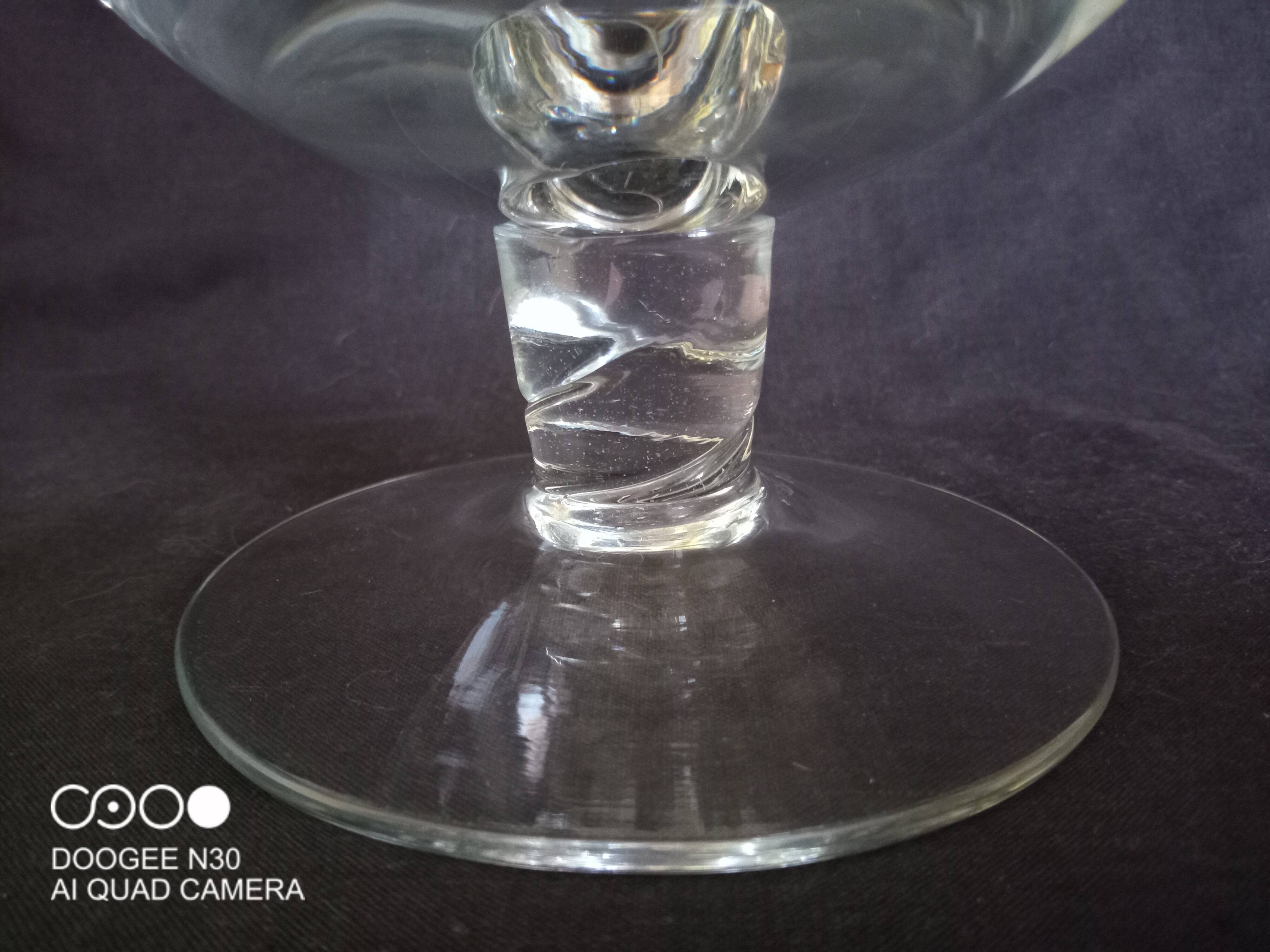 Carafe à vin sur pied, en verre taillé et émaillé