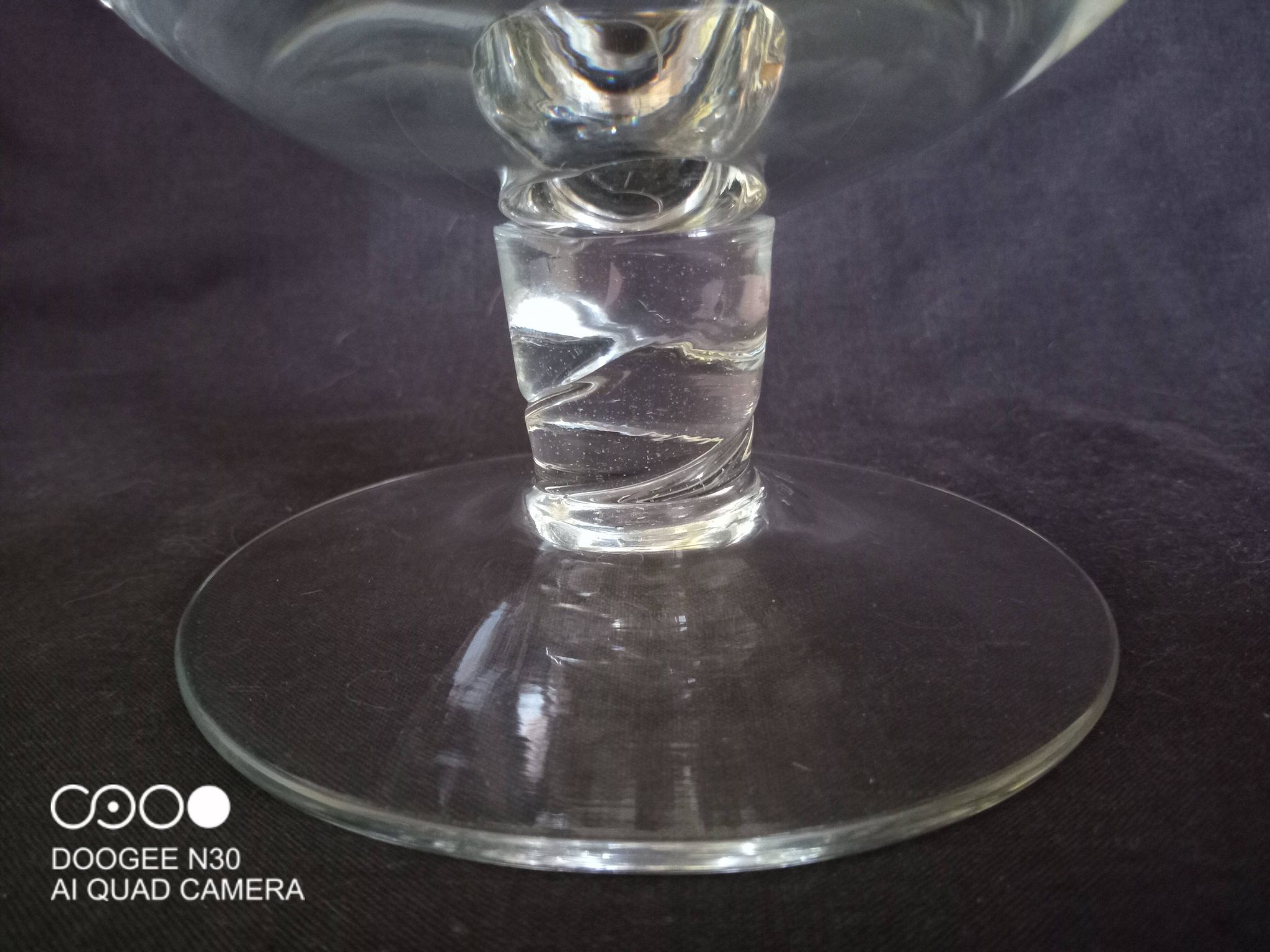 Carafe à vin sur pied, en verre taillé et émaillé