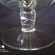 Carafe à vin sur pied, en verre taillé et émaillé