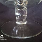 Carafe à vin sur pied, en verre taillé et émaillé