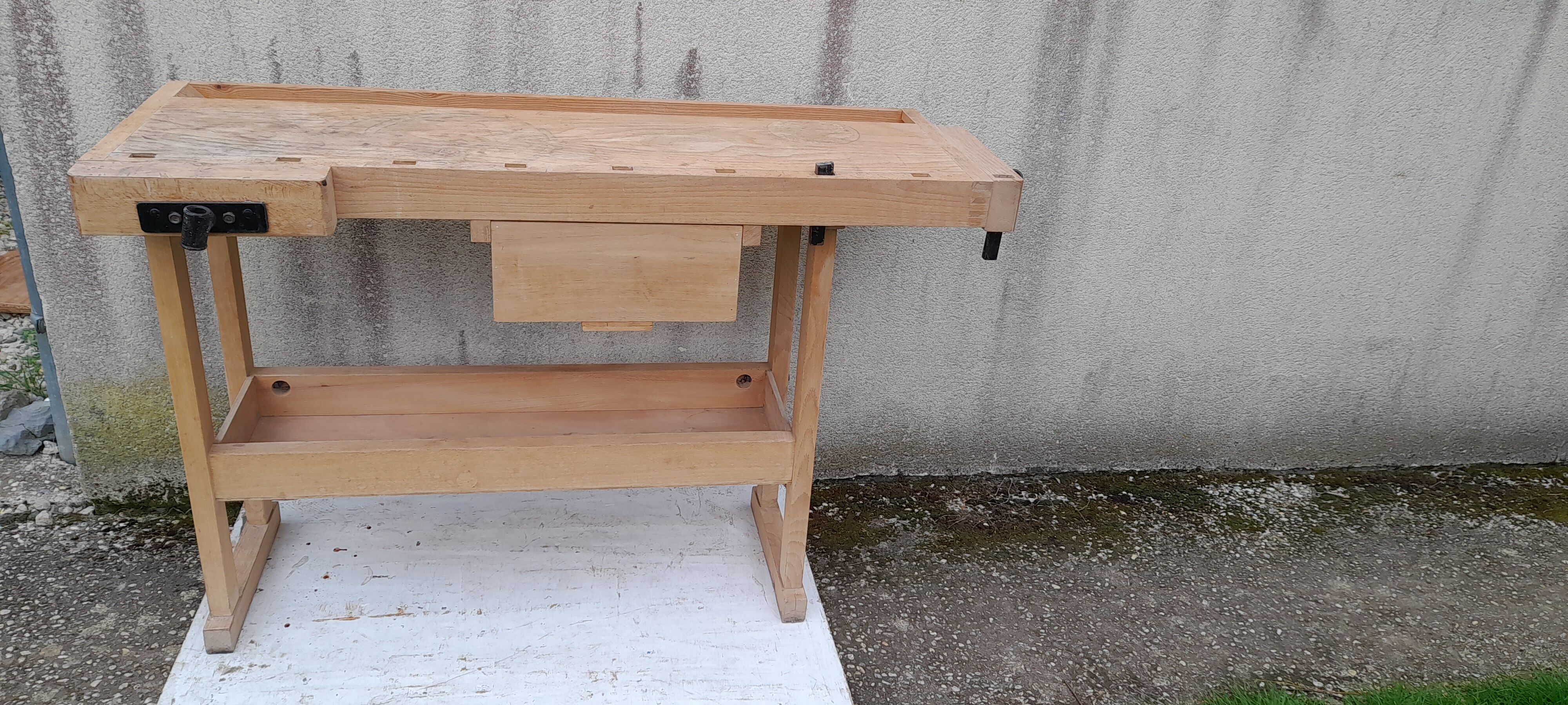 Wooden mesnuisier workbench