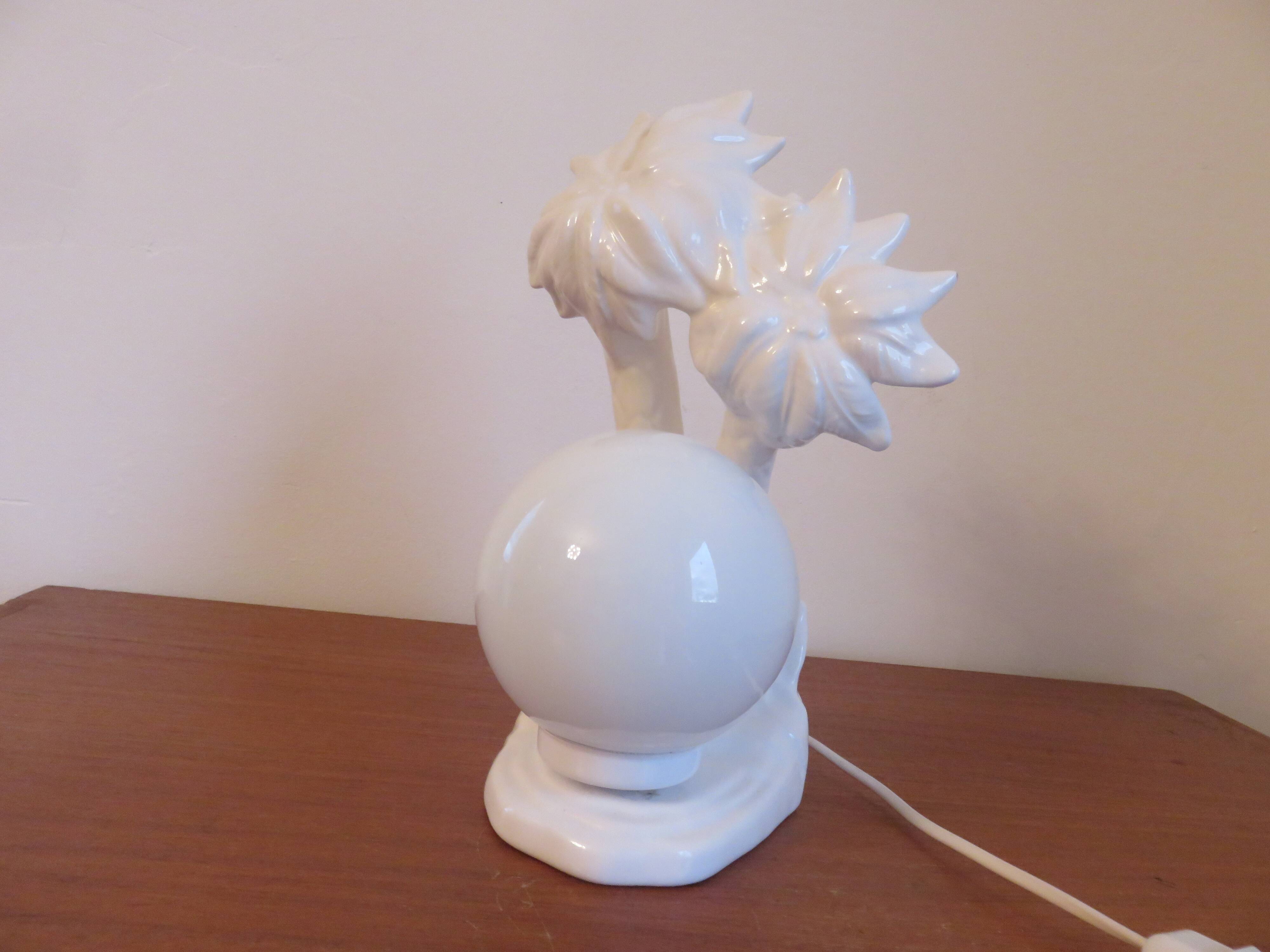 Lampe " palmier " en céramique blanche et boule opaline blanche des années 70 80