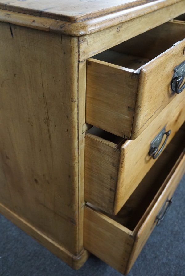 Commode anglaise ancienne en pin