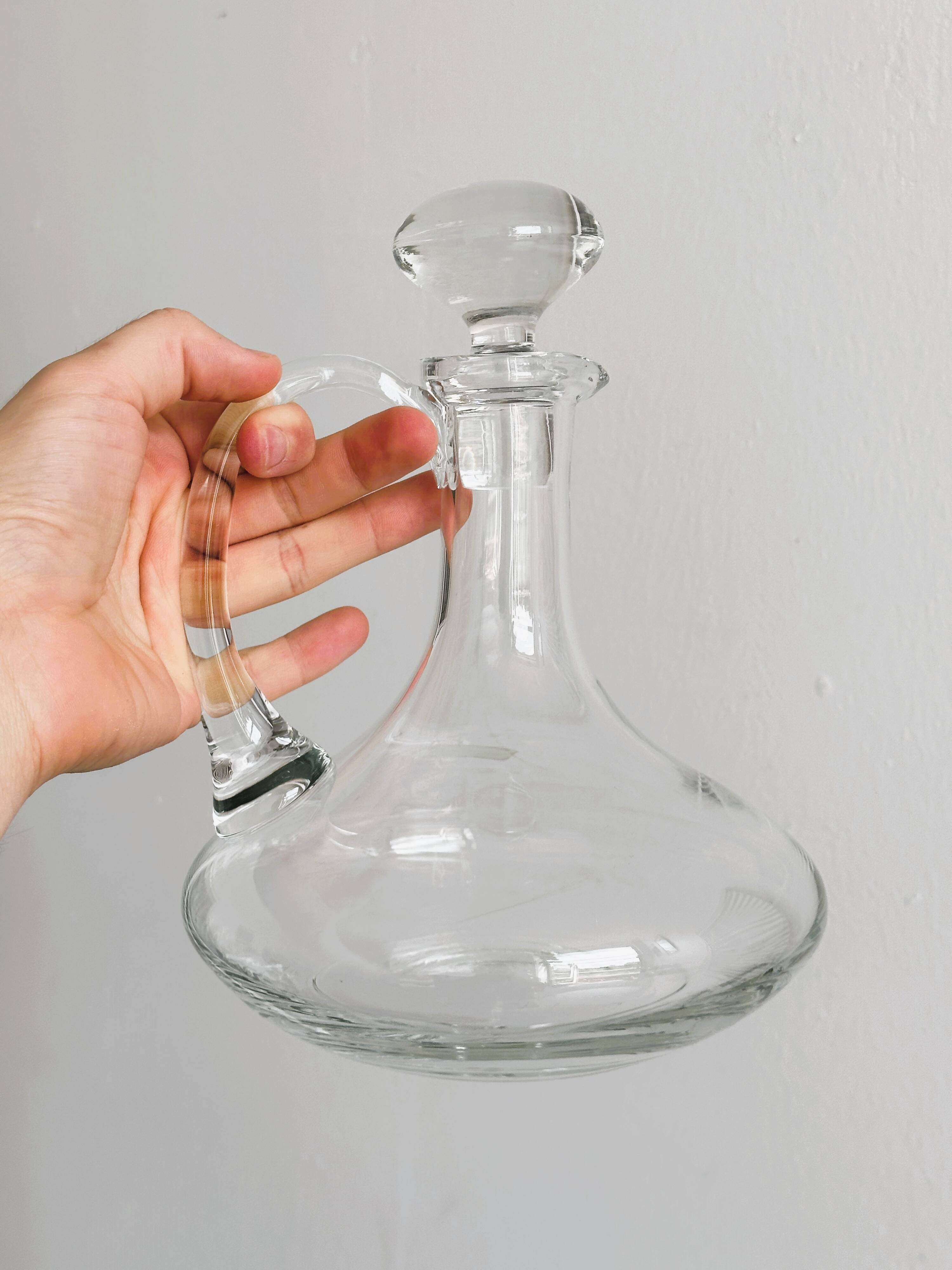 Mouth-blown glass carafe, elegant design