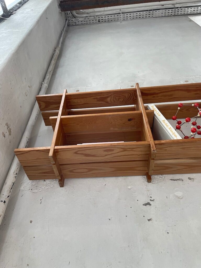 Wall mount pin "regain"