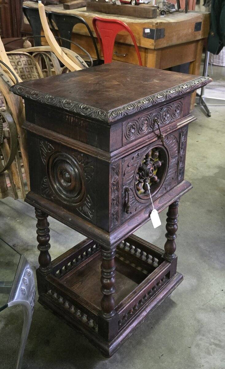 Meuble d’appoint / chevet Breton ancien en chene sculpté / XIXeme