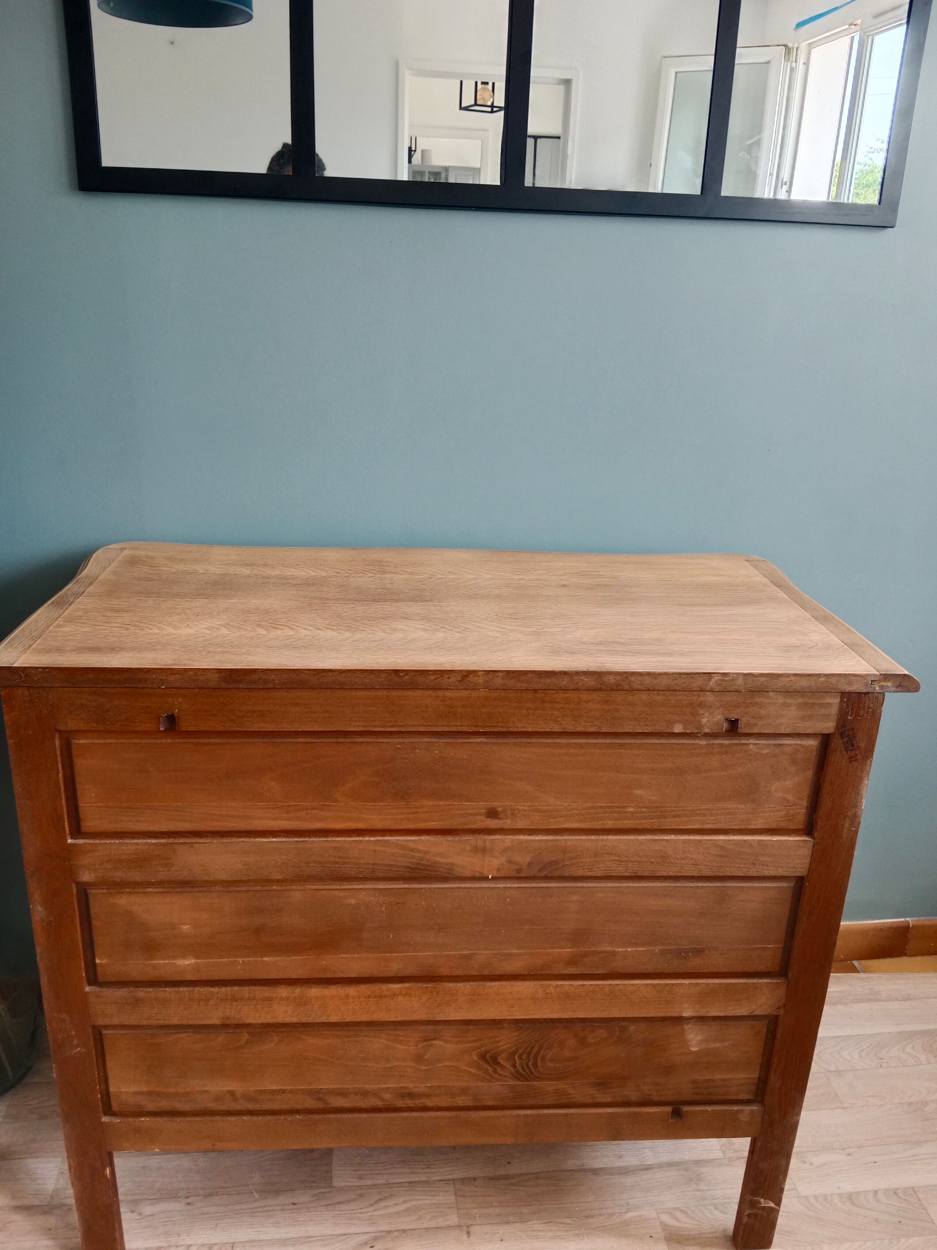 Oak chest of drawers