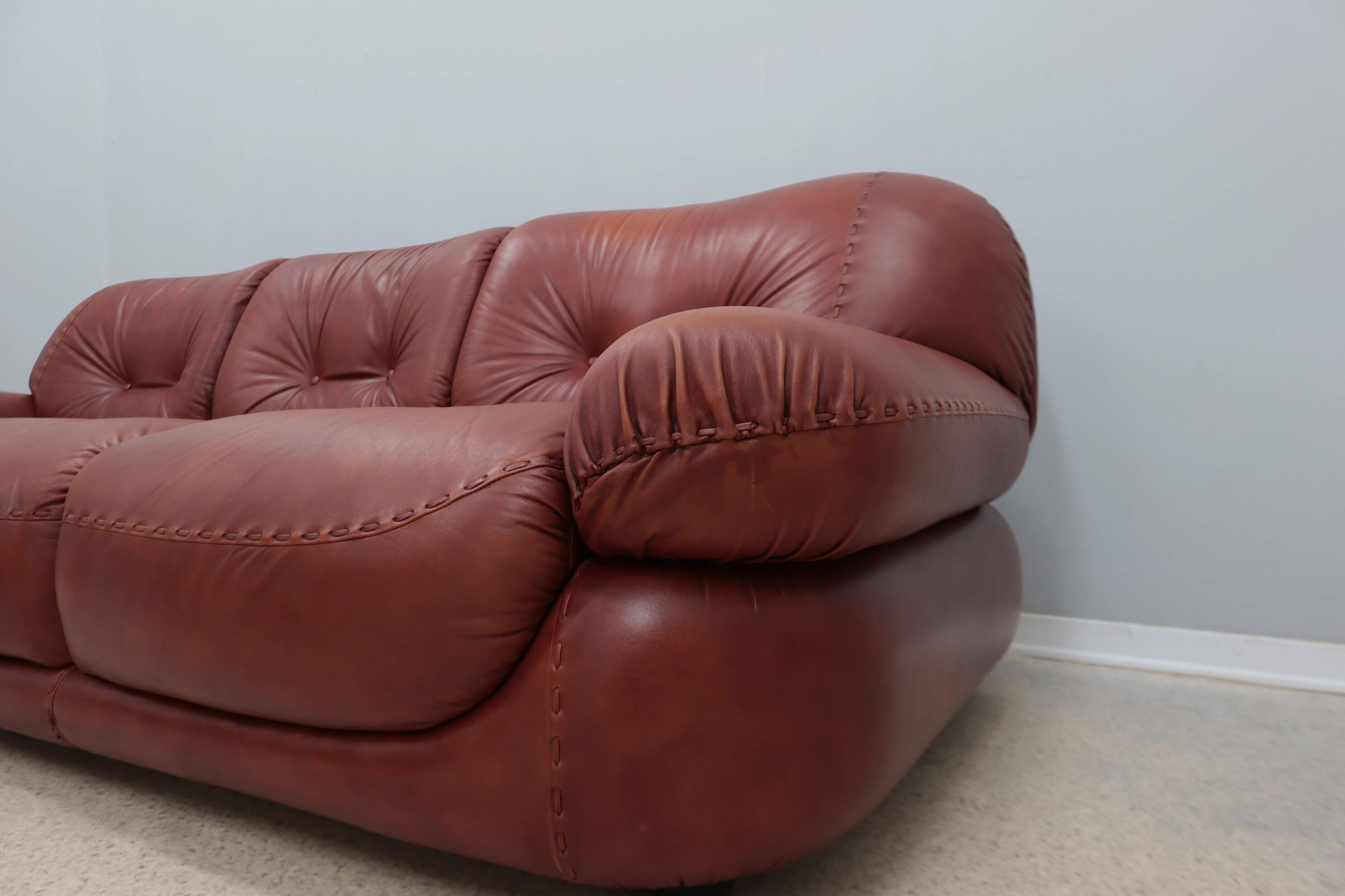 3 seater vintage leather sofa mobil girgi 1970s