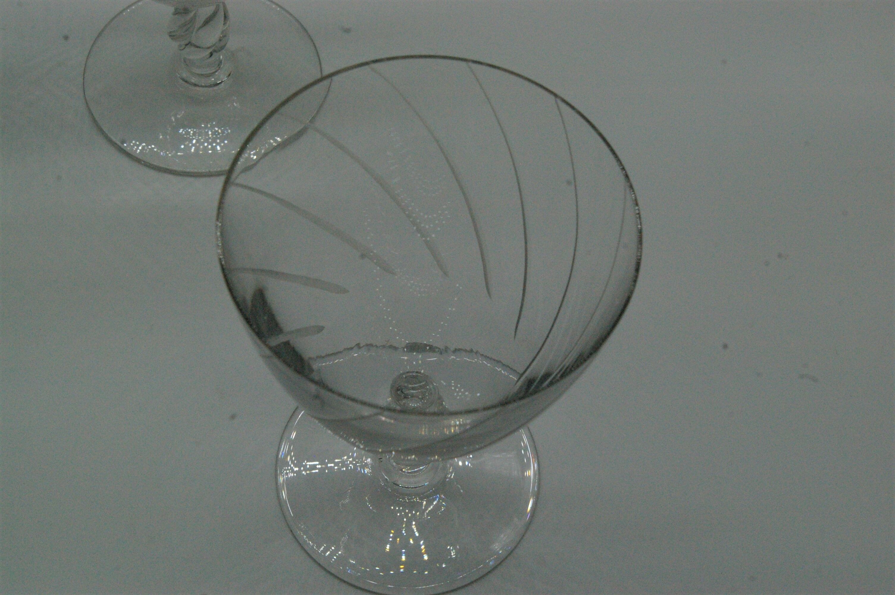 4 verres à vin  ou eau en cristal gravé