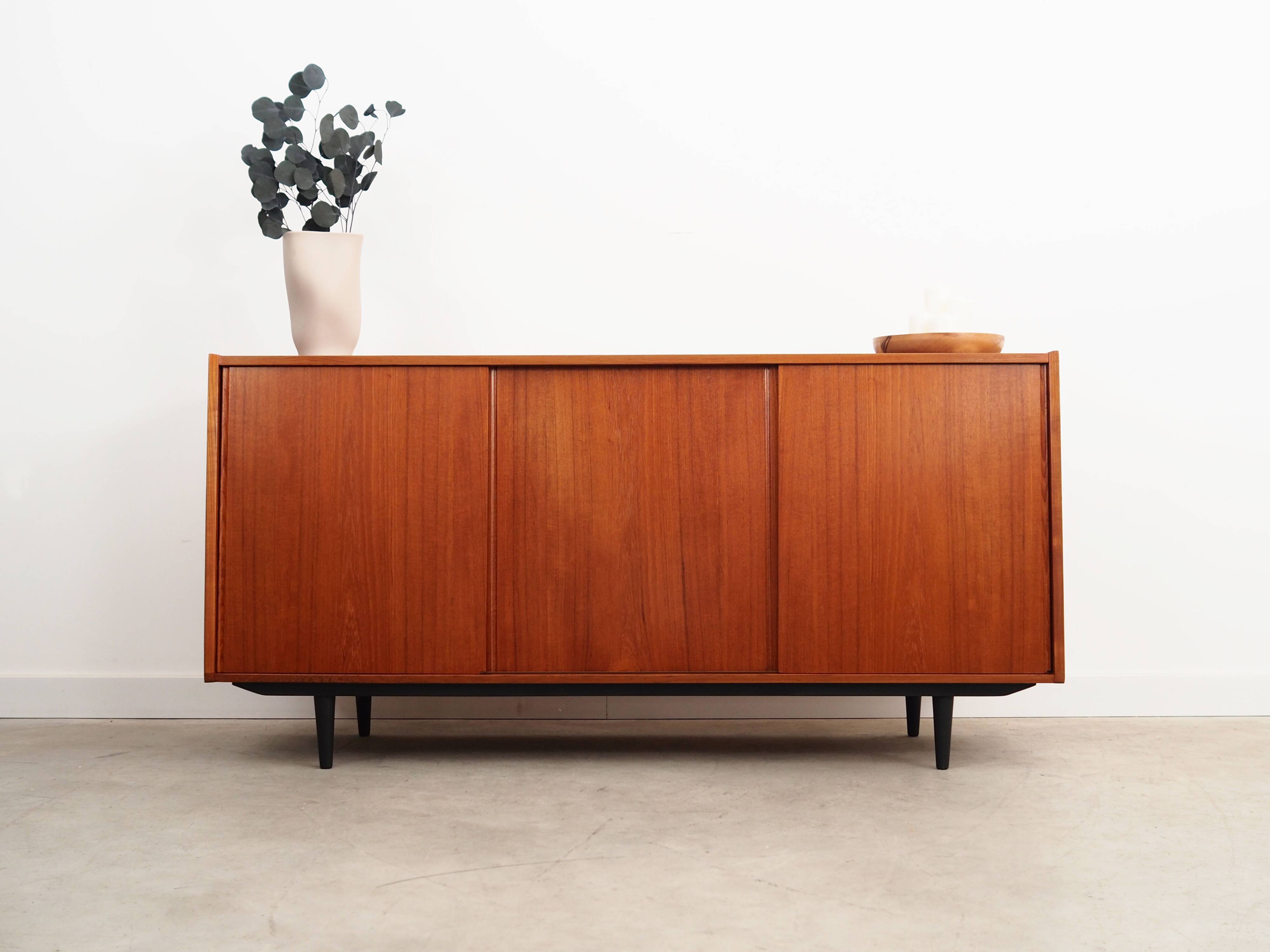 Buffet en teck, design danois, années 1970, production : Danemark