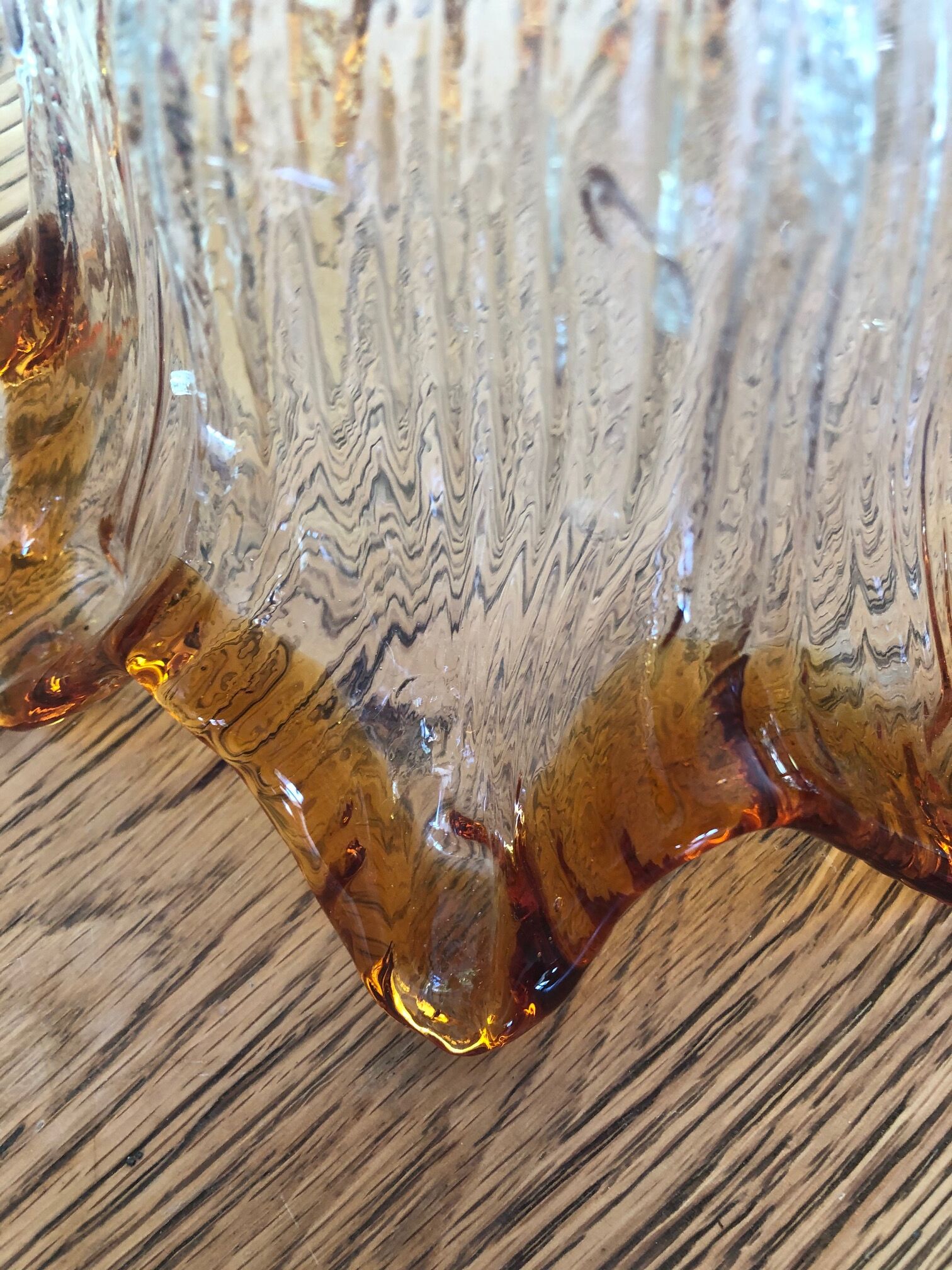 Suspension forms tulip in Murano glass has coppery edge.