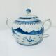 Bonbonnière ancienne en porcelaine blanche et bleue du Japon