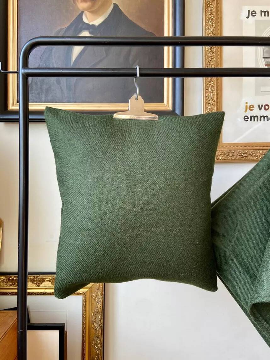 Coussin en laine vert sapin 40 cm