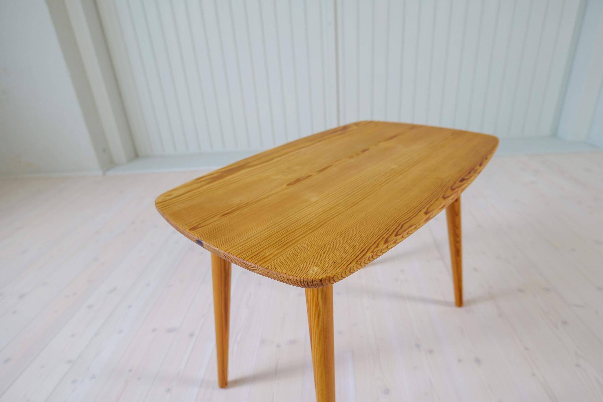 Table basse moderne du milieu du siècle en pin Suède 1940s