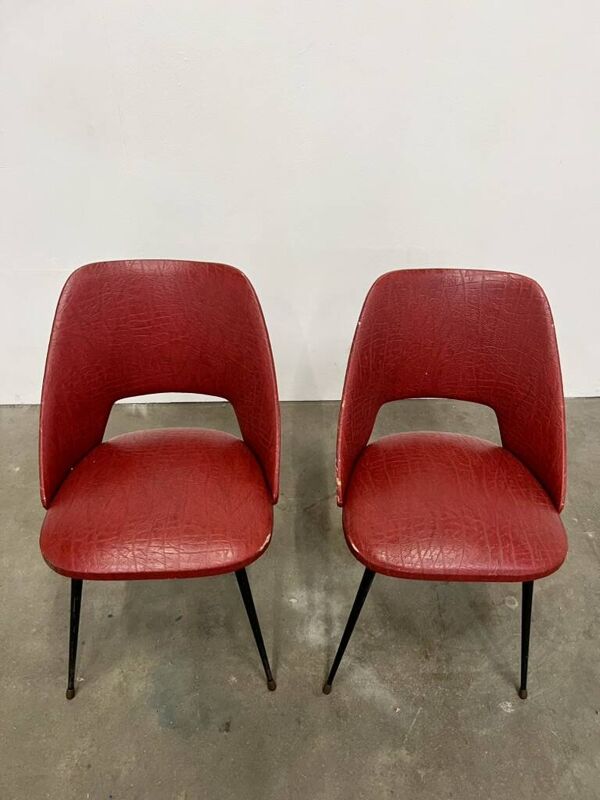 2 chaises en simili-cuir rouge et pieds métal laqué noir