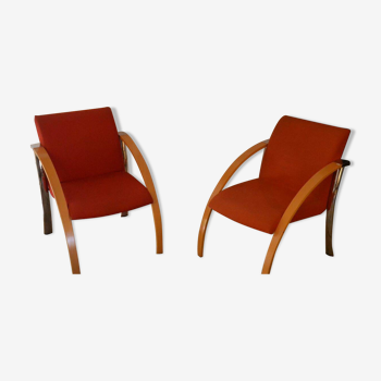 set of 2 low chairs, chrome legs, wooden armrests, seat and back in red fabric.