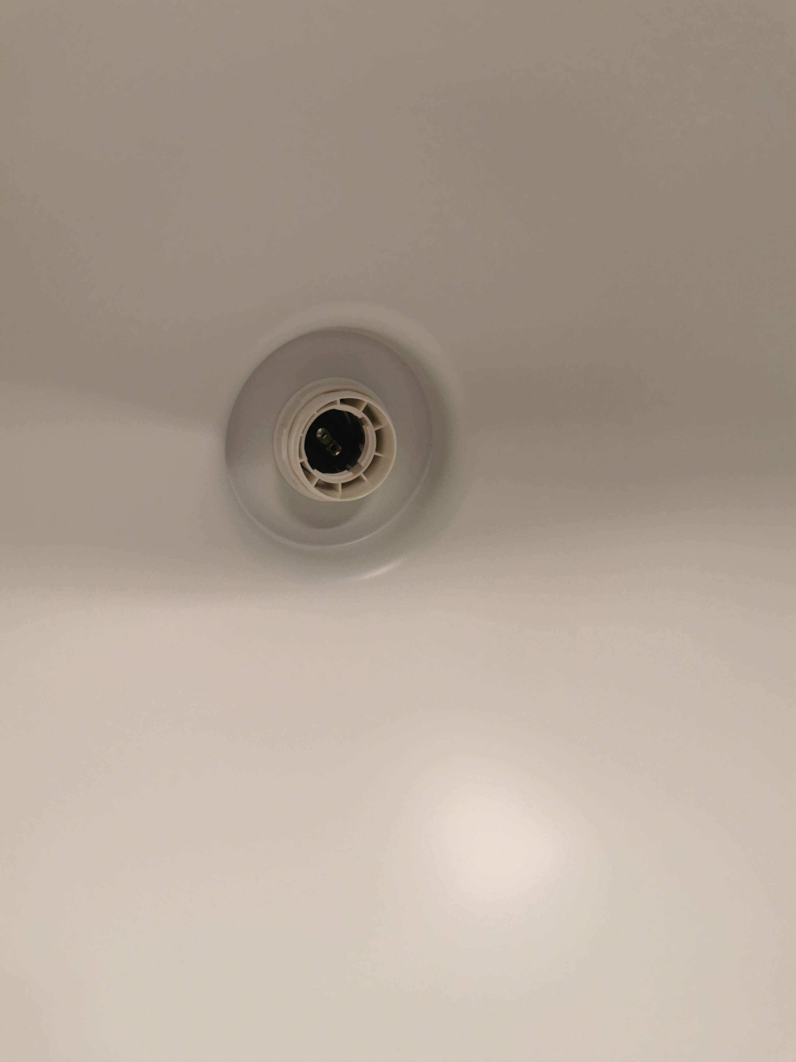 Une belle suspension industrielle en métal (pas en aluminium) de belle couleur verte