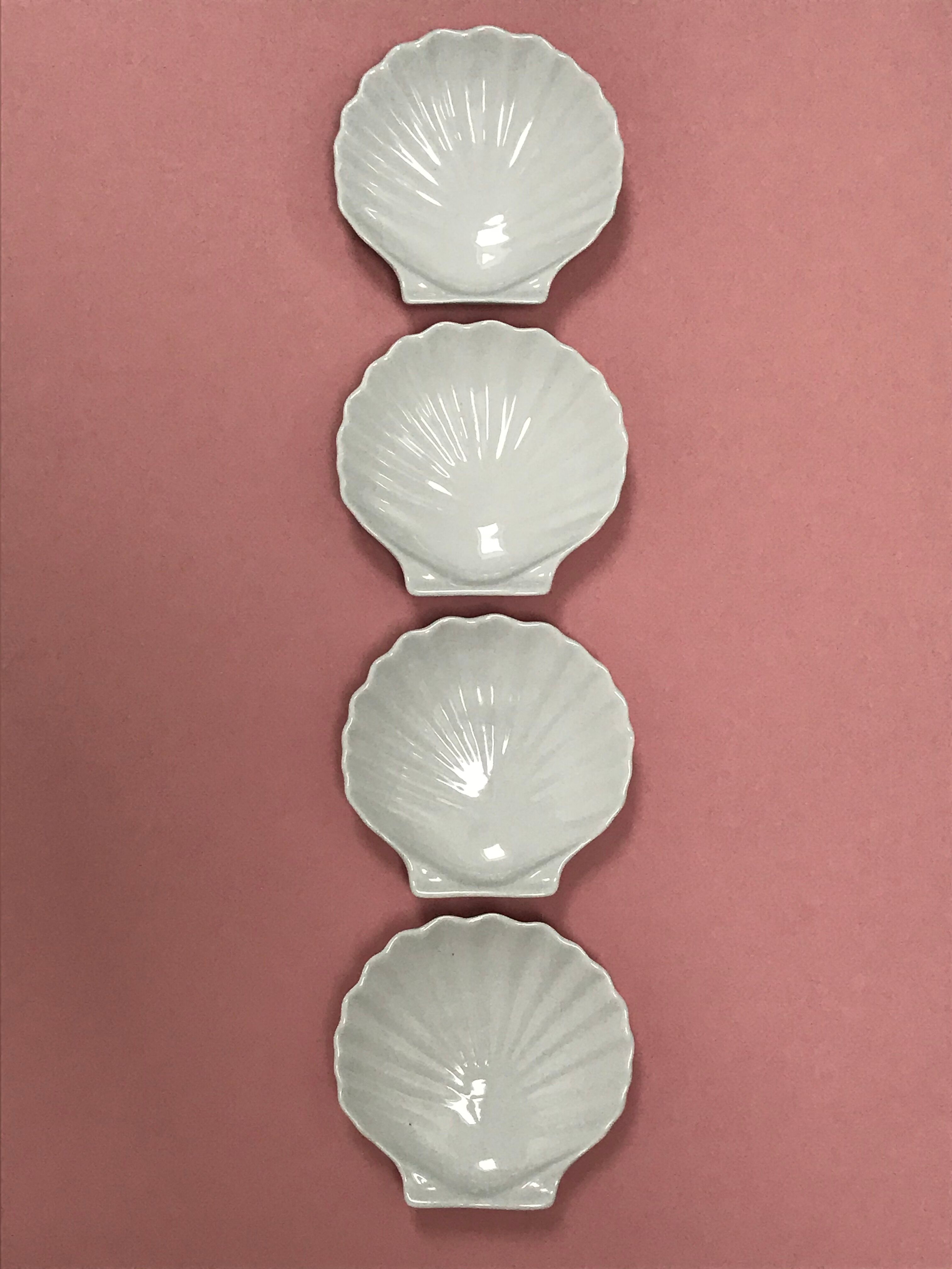 Set of 4 porcelain shells cups