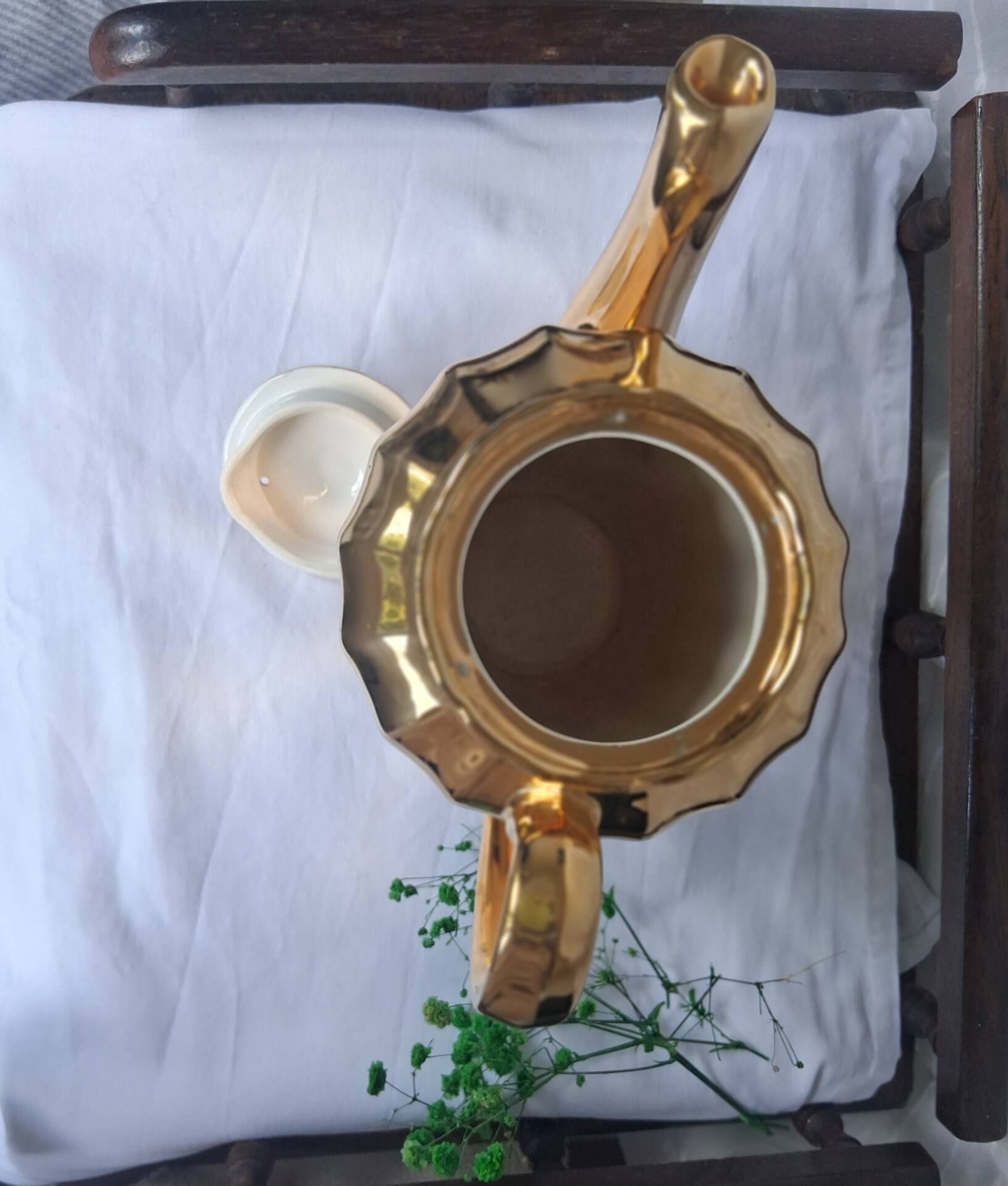 Vintage moka service in gilded porcelain for coffee, 1950s-1970s.