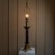 Lampe de table en laiton vintage avec colonne en verre rouge foncé, style Empire, fabriquée aux États-Unis dans les années 1910.