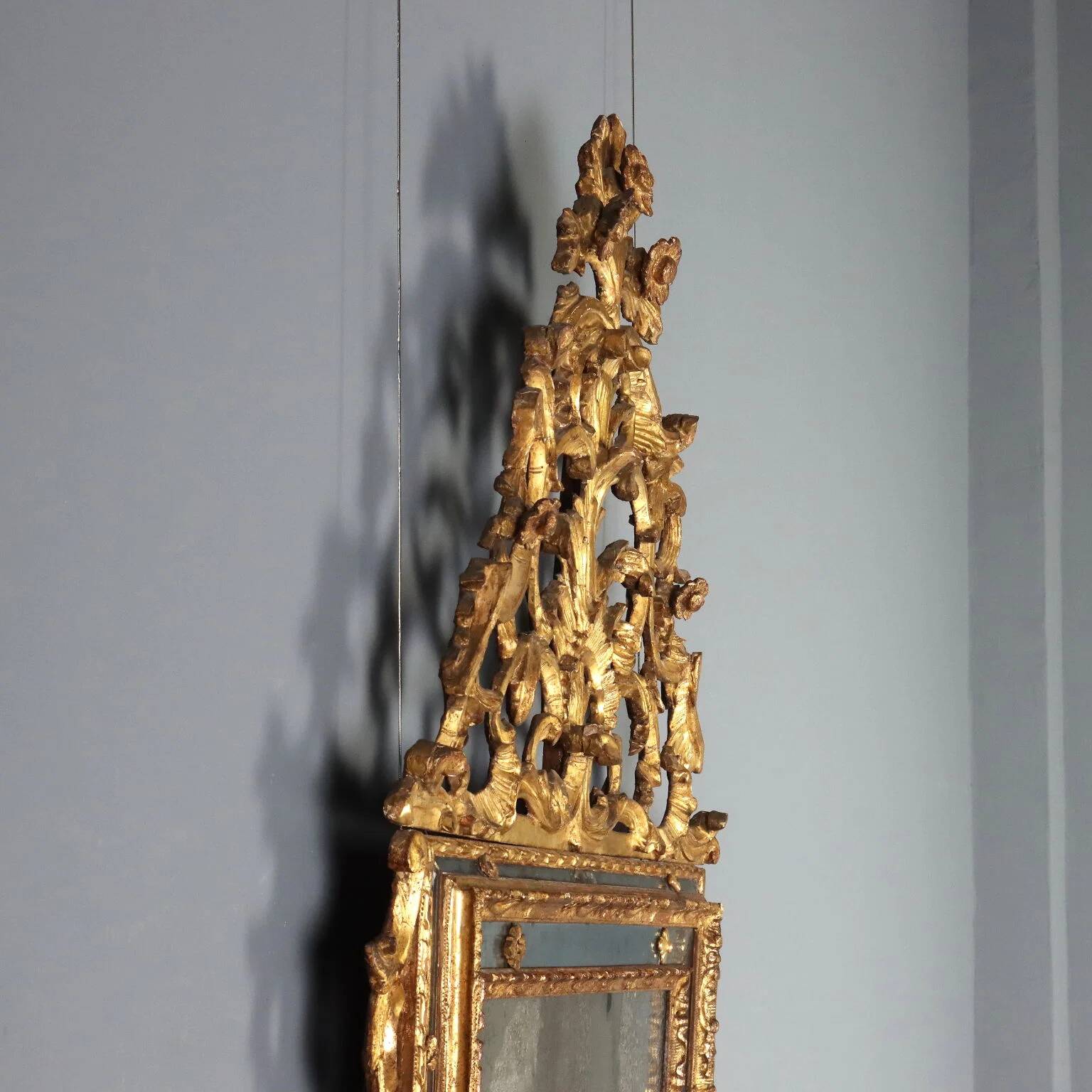 Antique mirror in gilded lime wood, Baroque sculptures, 18th century