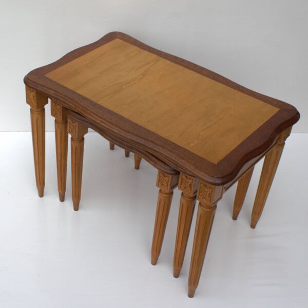 Vieille ensemble mid century ensemble de 3 tables  gigogne