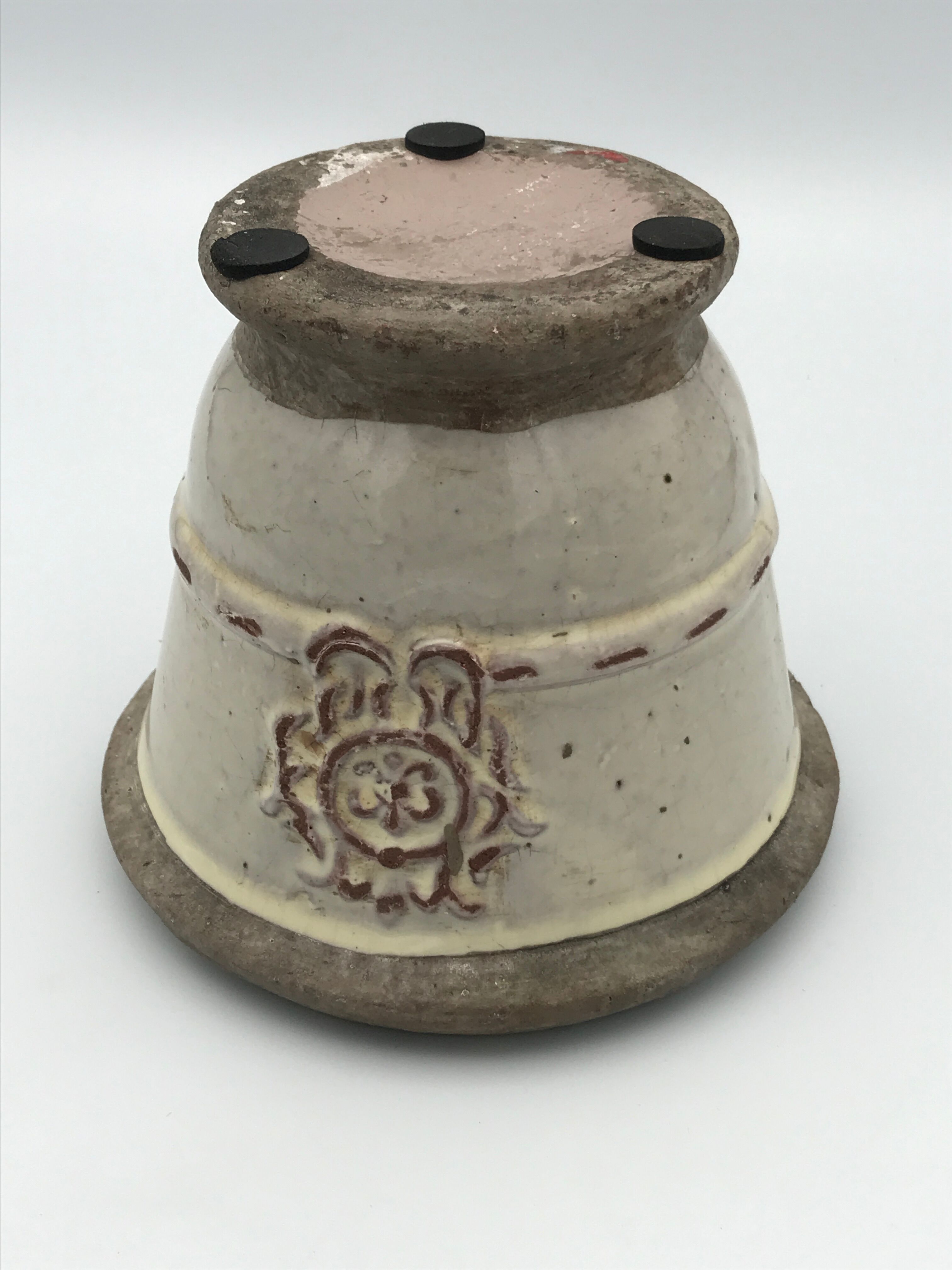 Cache-pot, poterie vintage en grès émaillée céruse à décor de médaillon
