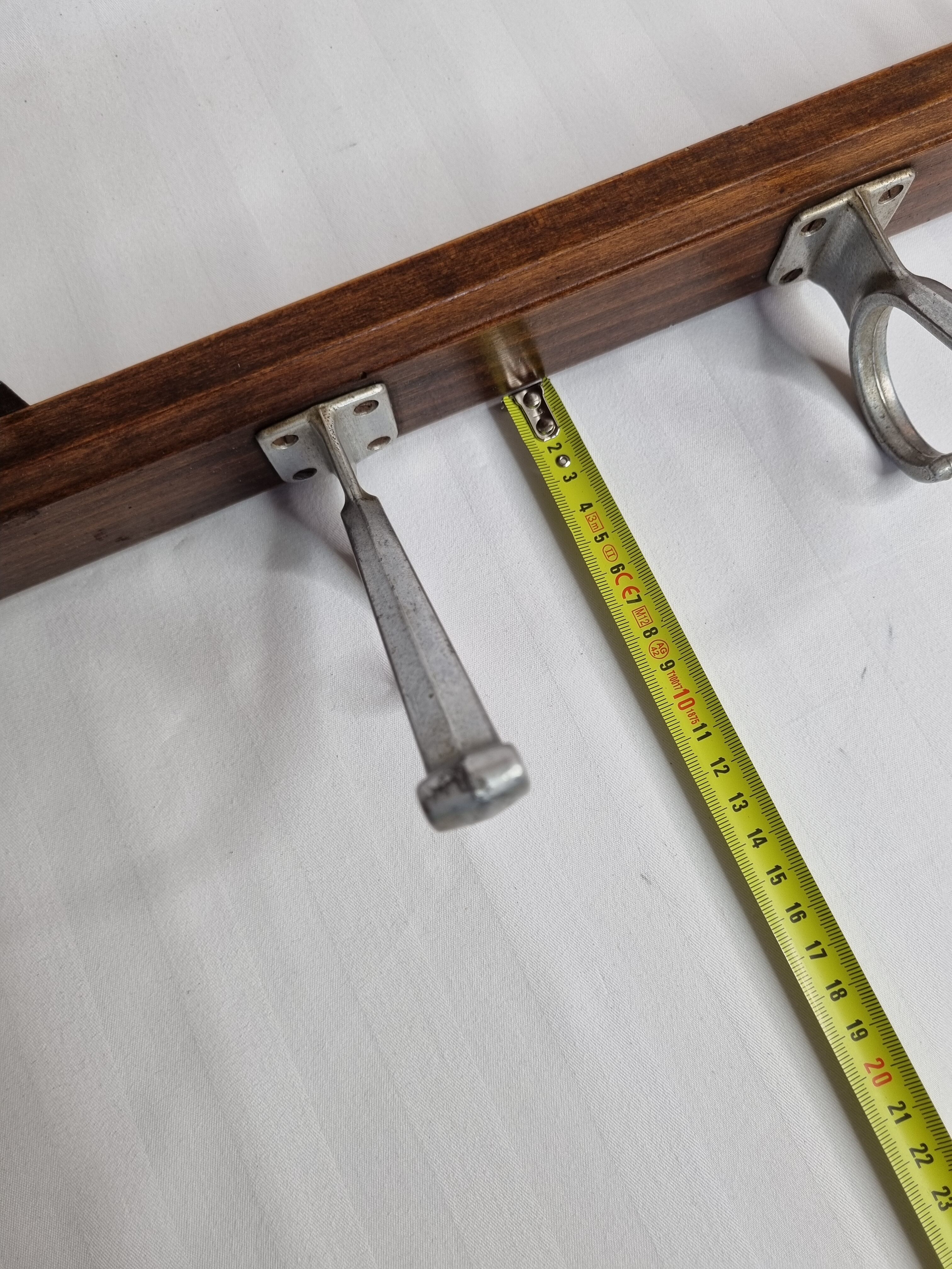 Wall rack "Art Deco" in cast aluminum and wood, 3 hooks, 54 cm