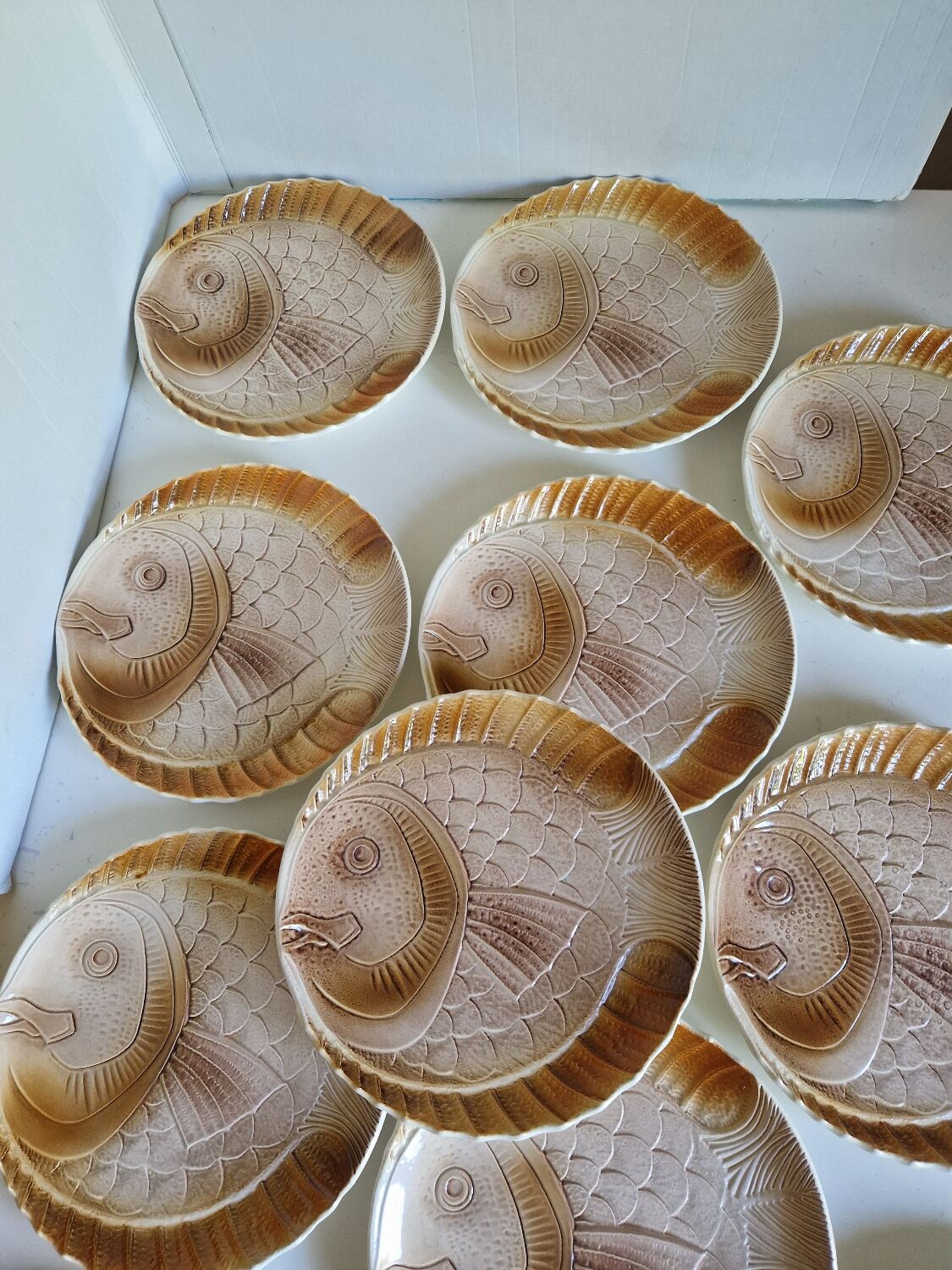 Many flat plates, dish, sauce boat, vegetable dish.