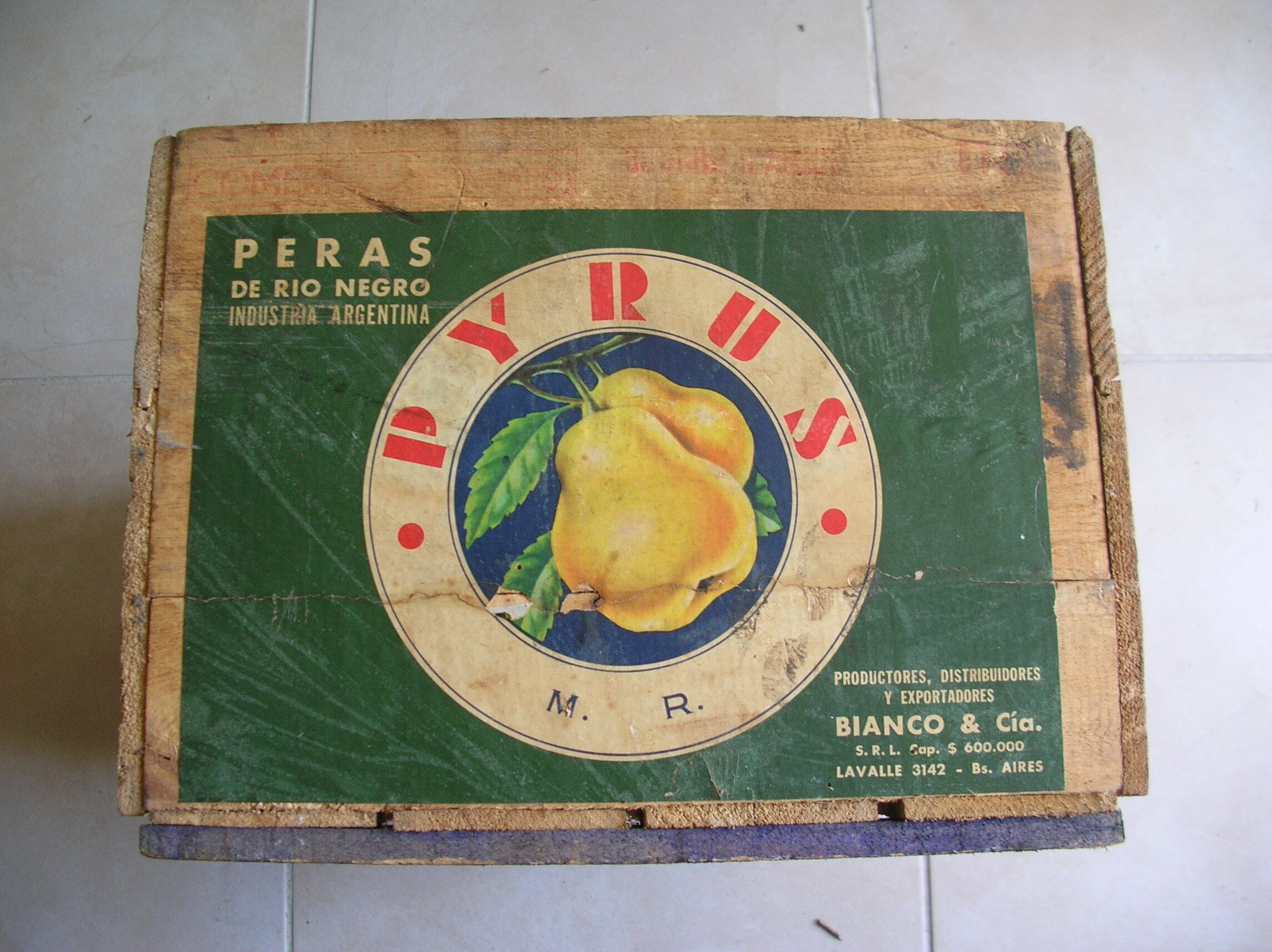 Old box Bianco Peras Rio Negro Argentina deco wood retro vintage kitchen