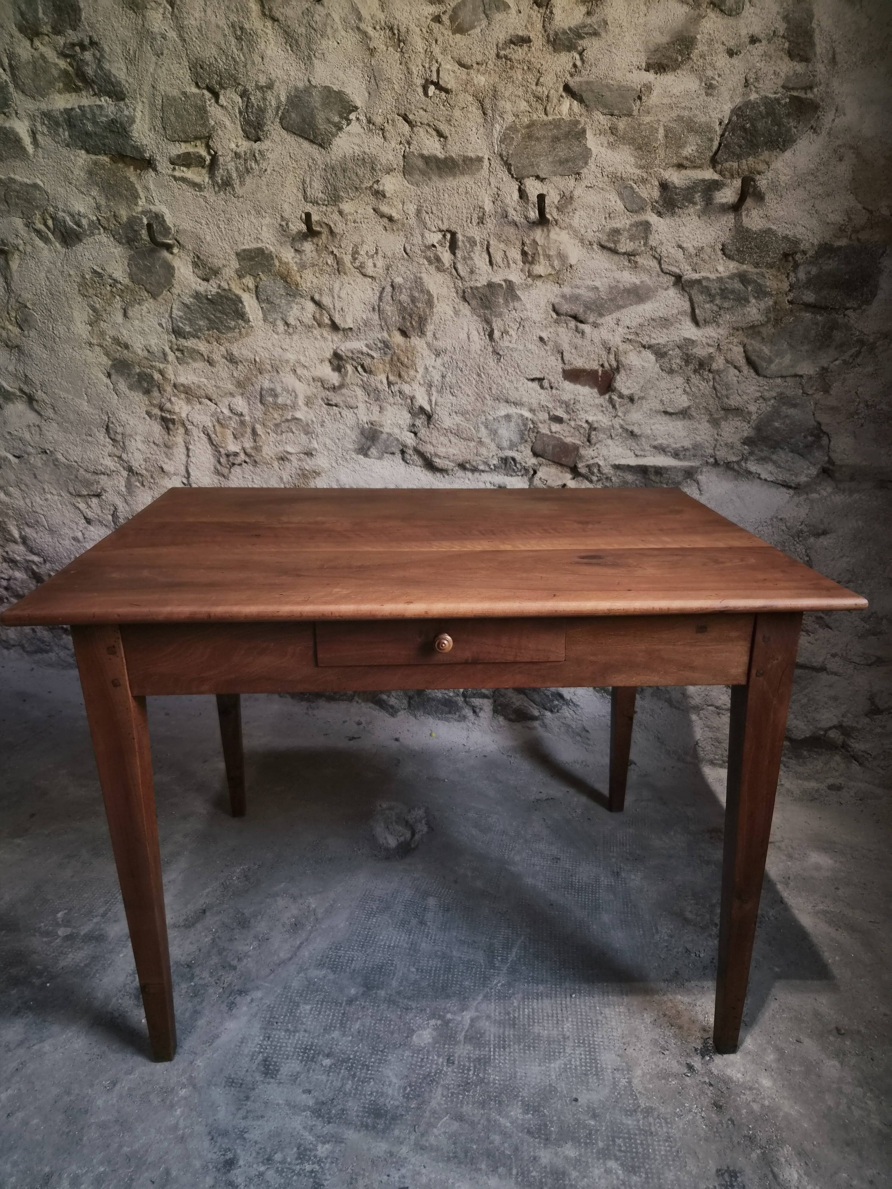 Table française ancienne en noyer avec tiroir, vers 1900–1920