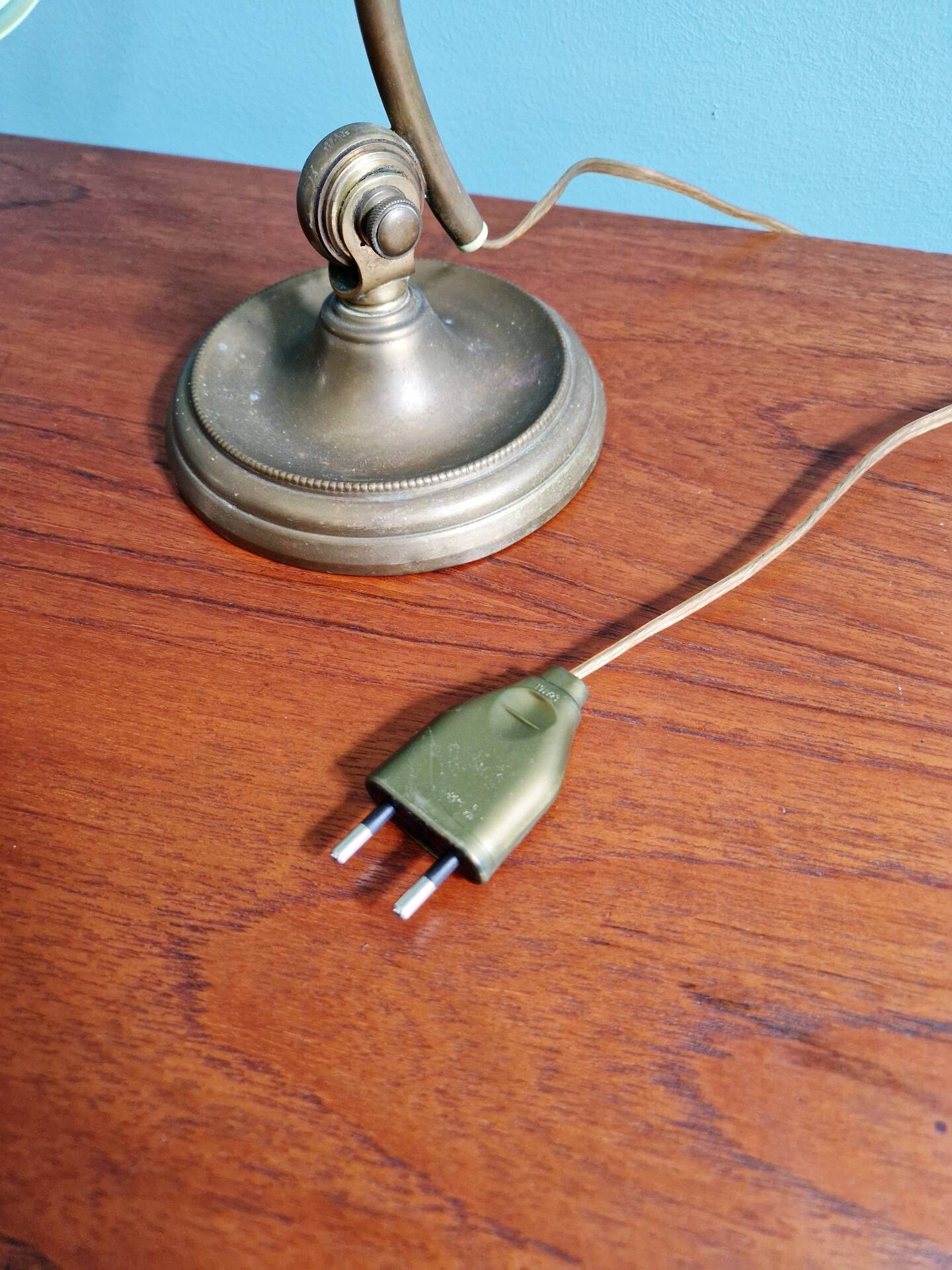 Art Nouveau desk lamp, bronze and opalescent glass