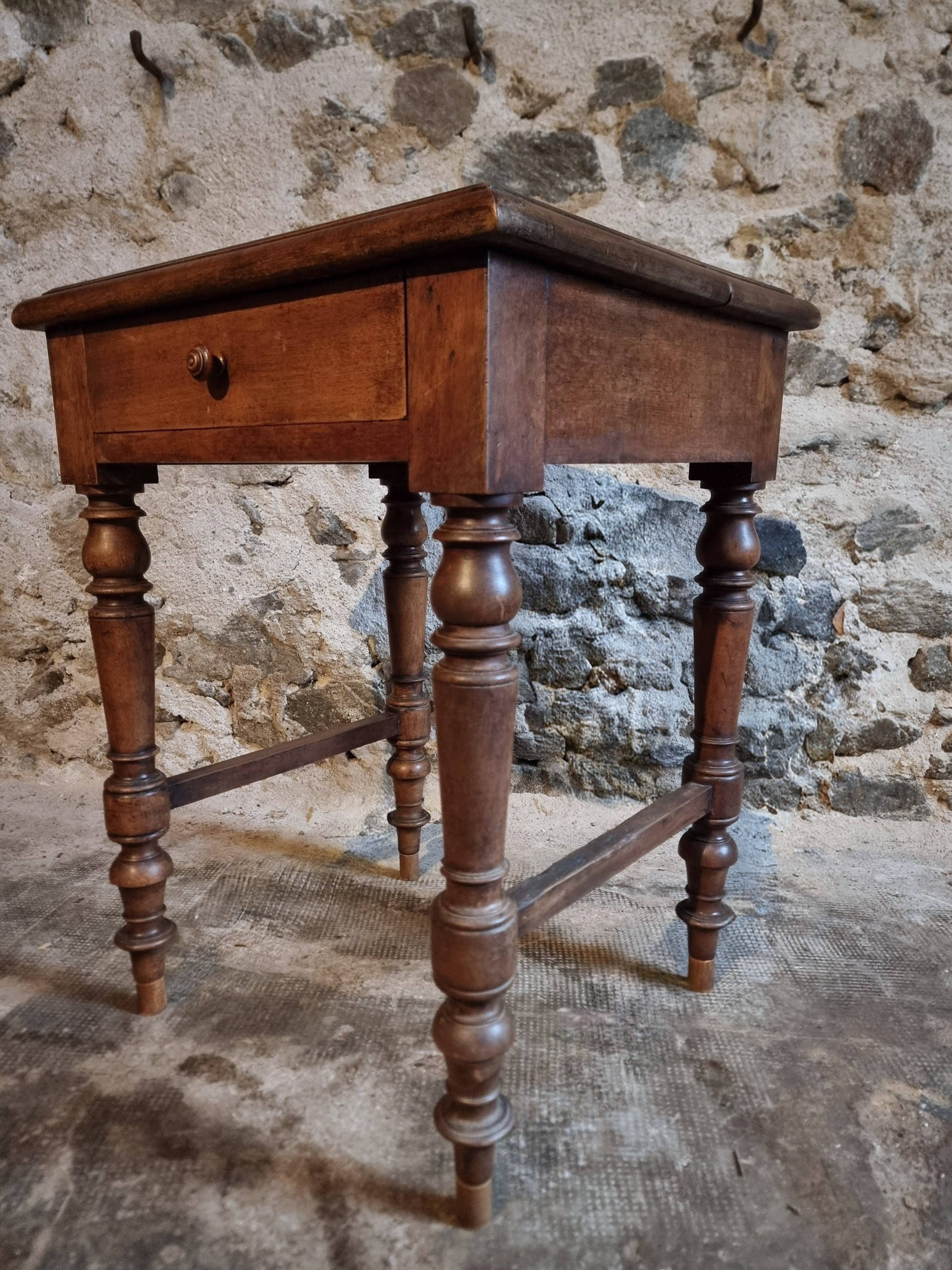 Antique French side table in walnut – 19th century, Louis Philippe style, solid walnut table with drawer (1870–1900)