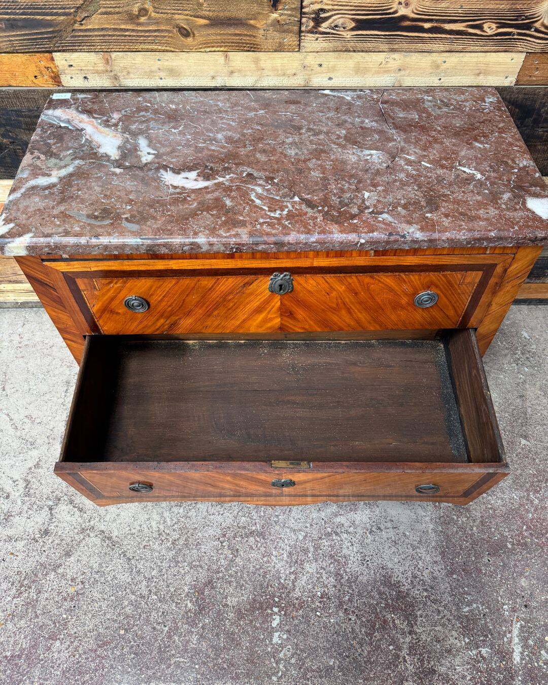 Jumping commode in fruitwood and marble