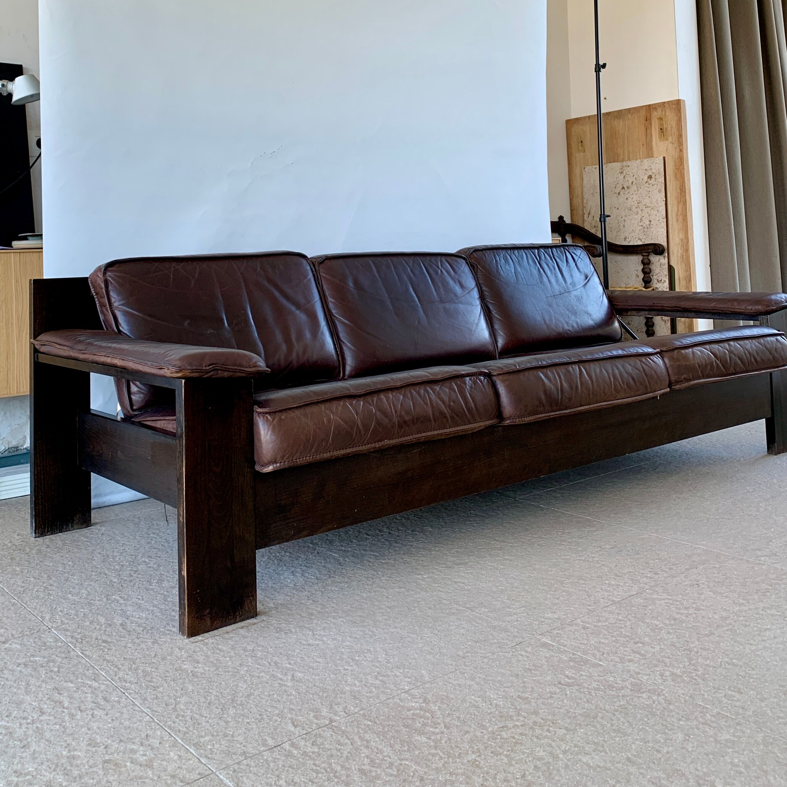 Brutalist sofa in brown leather by Harry de Groot for Leolux, 1970.
